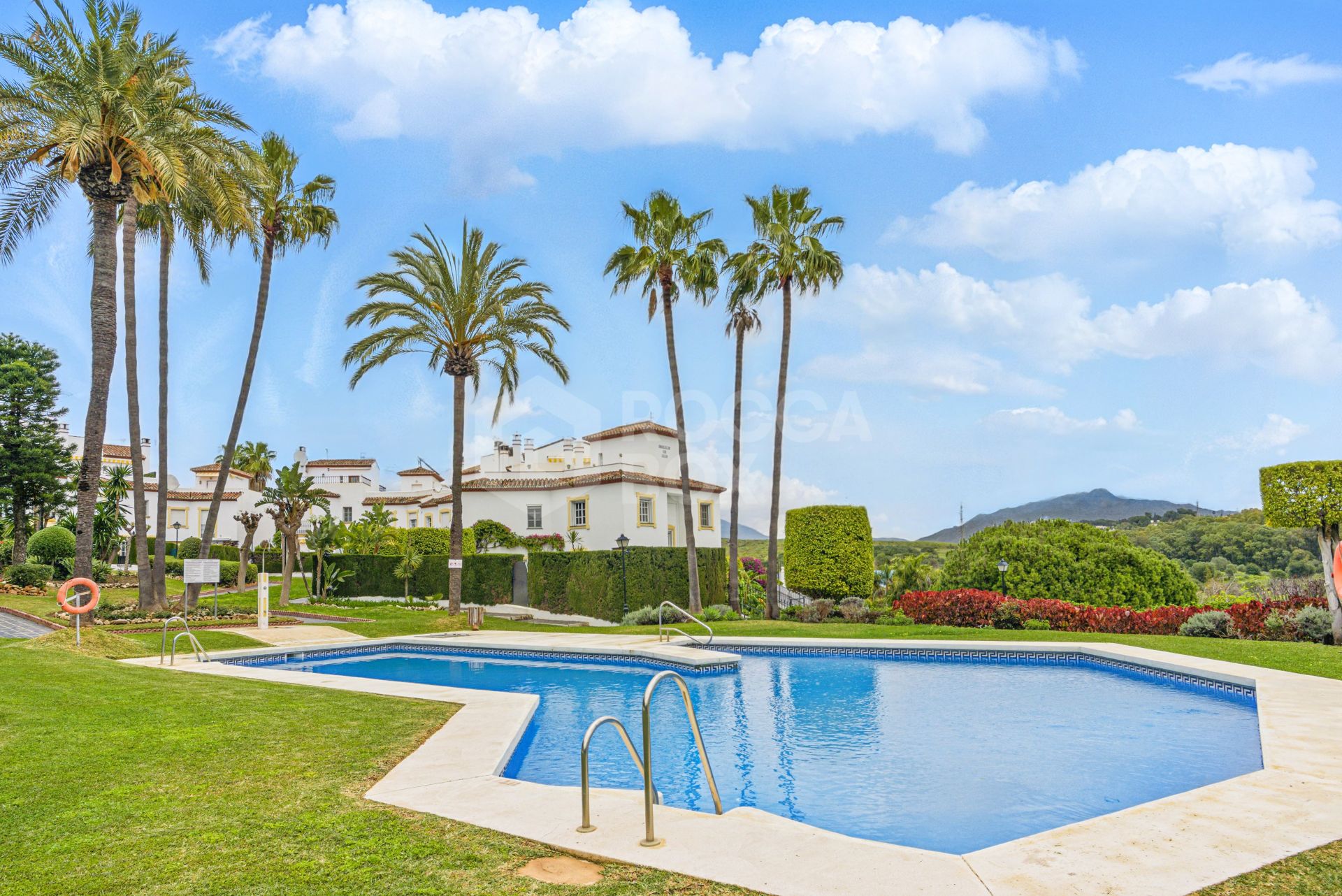 Wonderful three bedroom townhouse with sea views, located in Bel Air, Estepona