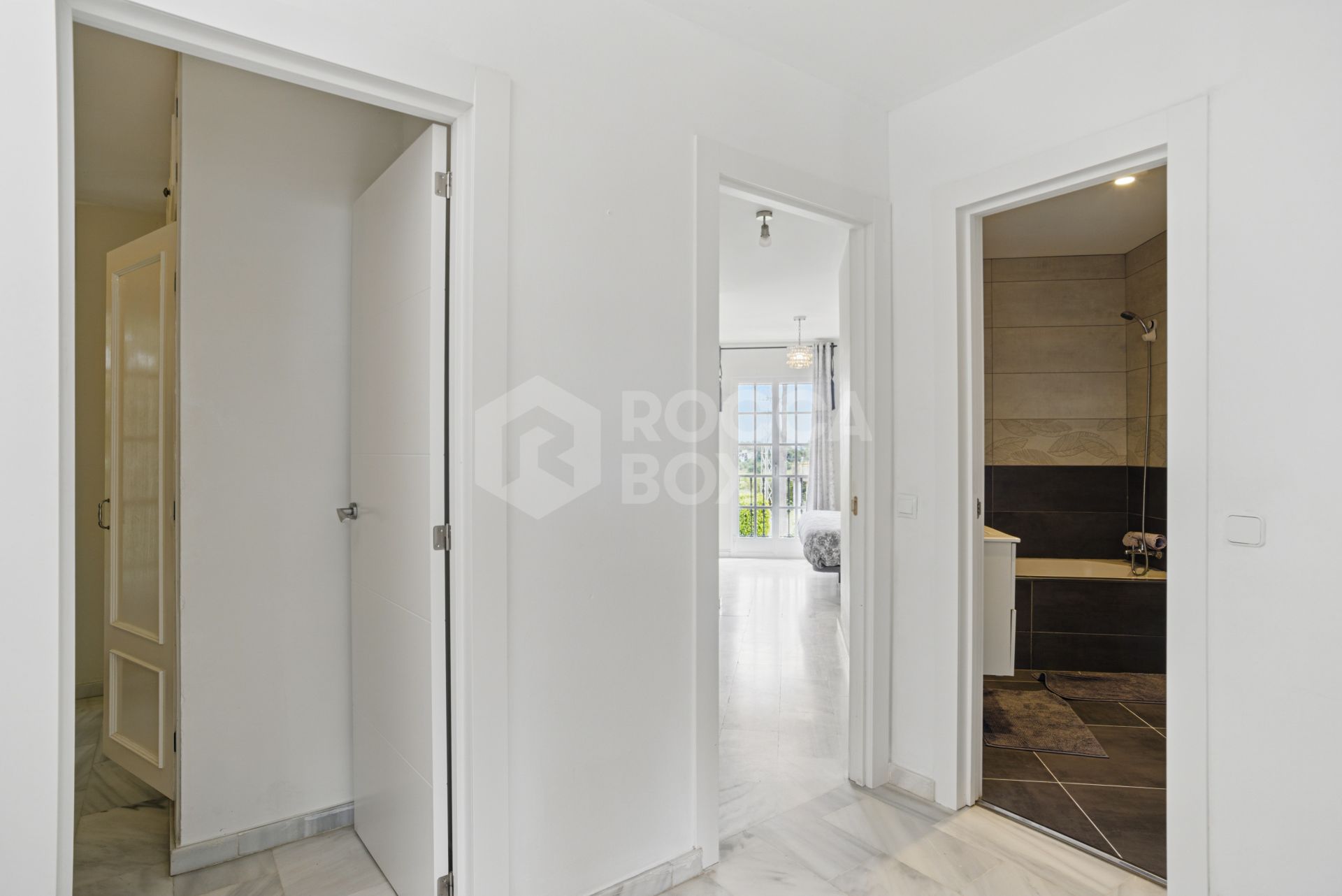 Wonderful three bedroom townhouse with sea views, located in Bel Air, Estepona