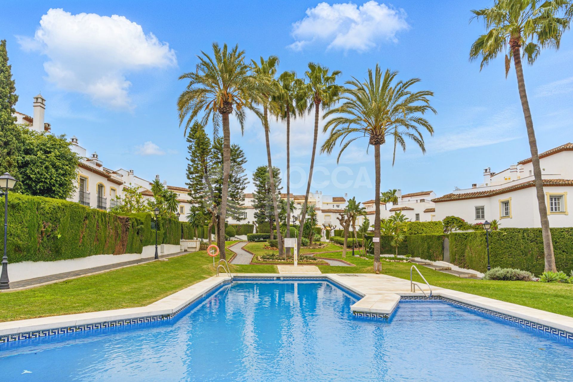 Wonderful three bedroom townhouse with sea views, located in Bel Air, Estepona