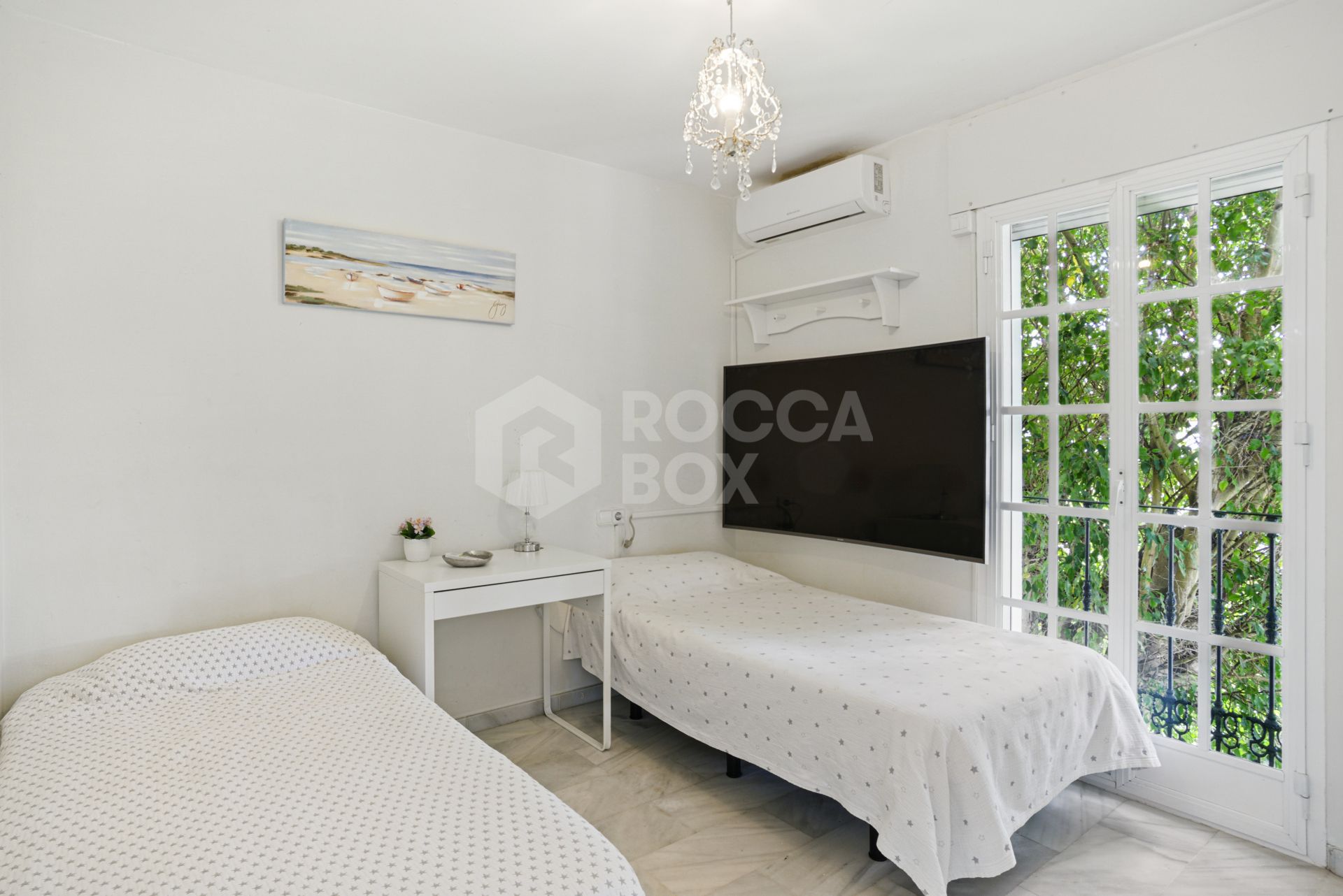 Wonderful three bedroom townhouse with sea views, located in Bel Air, Estepona