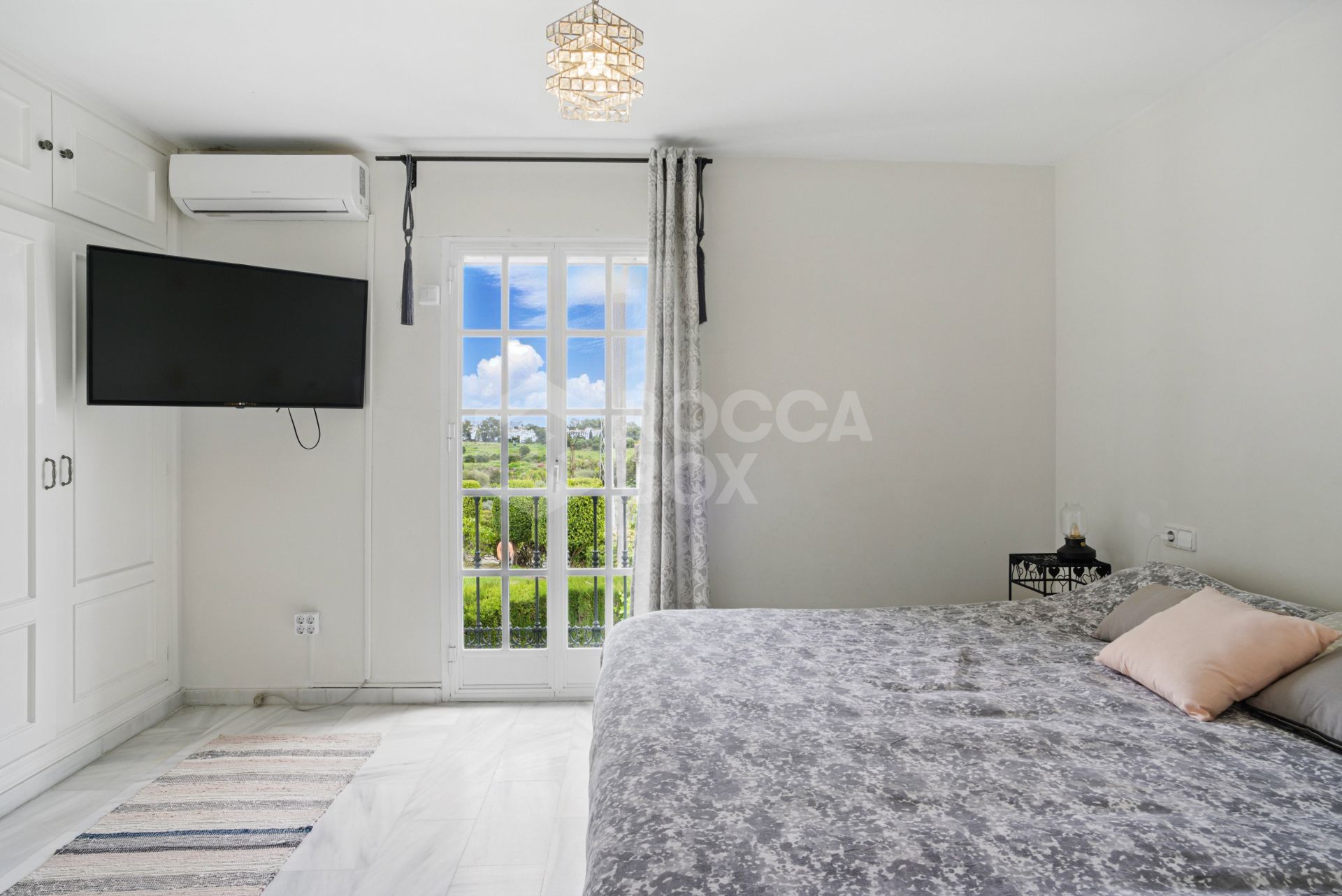 Wonderful three bedroom townhouse with sea views, located in Bel Air, Estepona