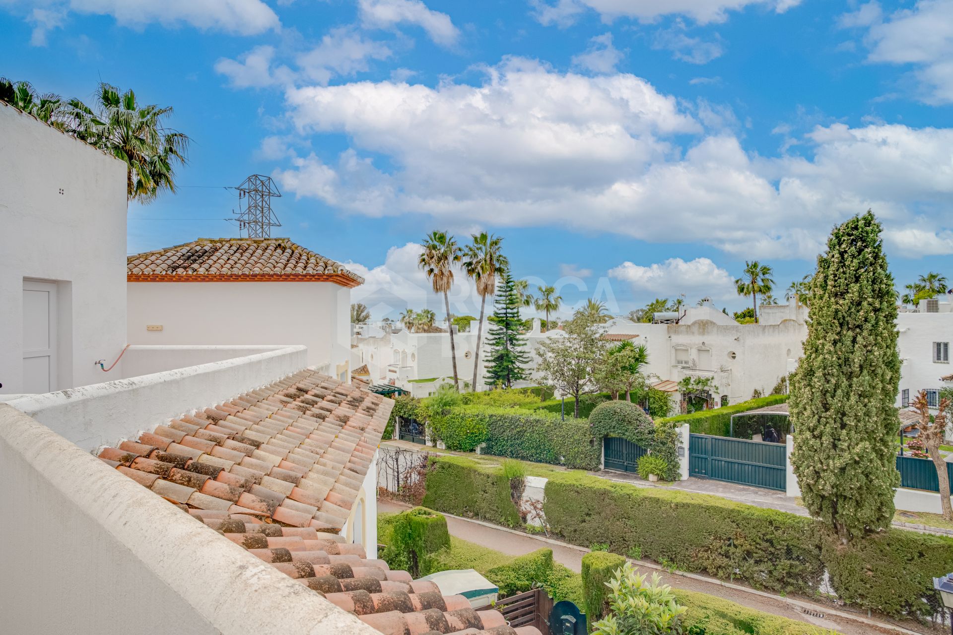 Wonderful three bedroom townhouse with sea views, located in Bel Air, Estepona