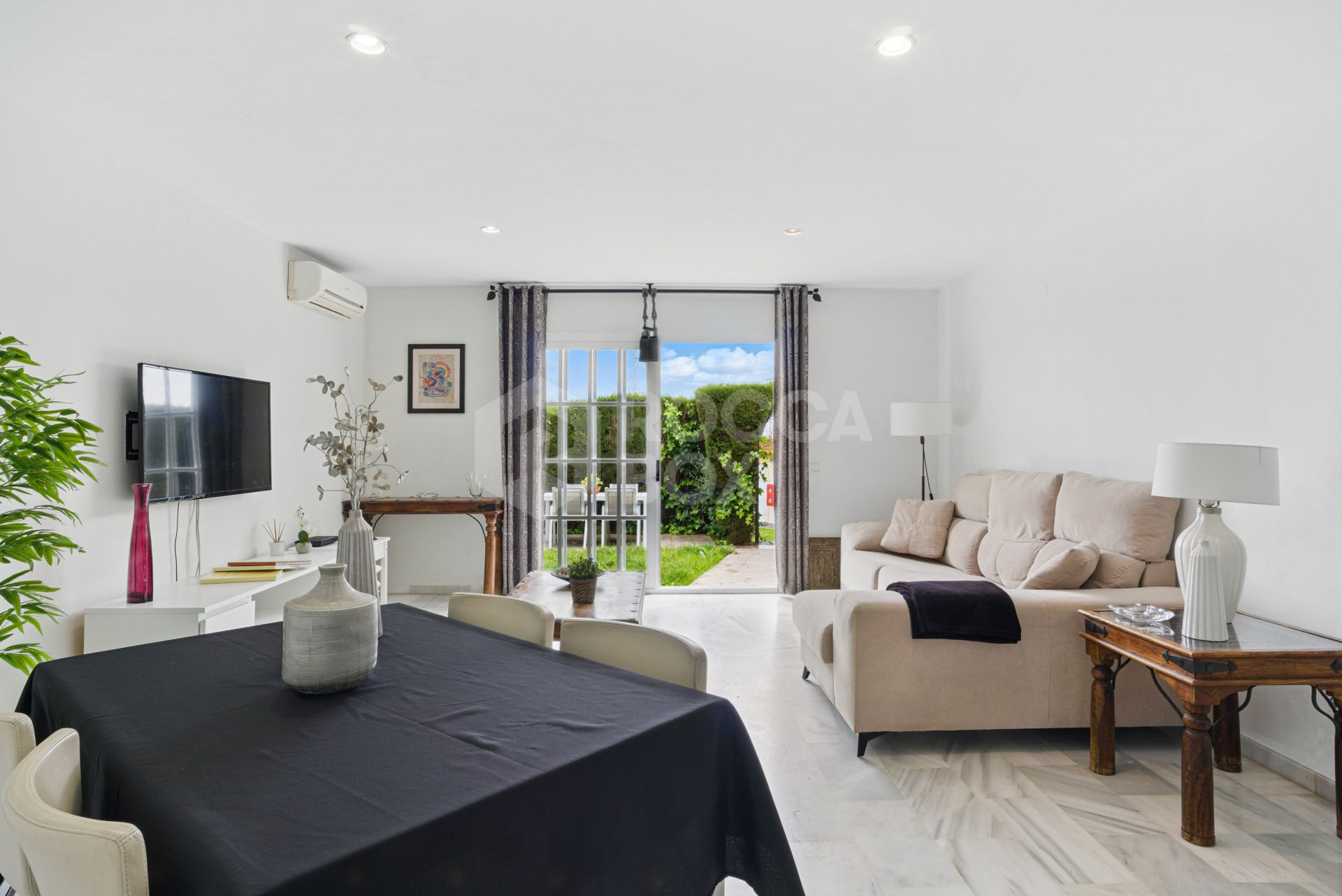 Wonderful three bedroom townhouse with sea views, located in Bel Air, Estepona