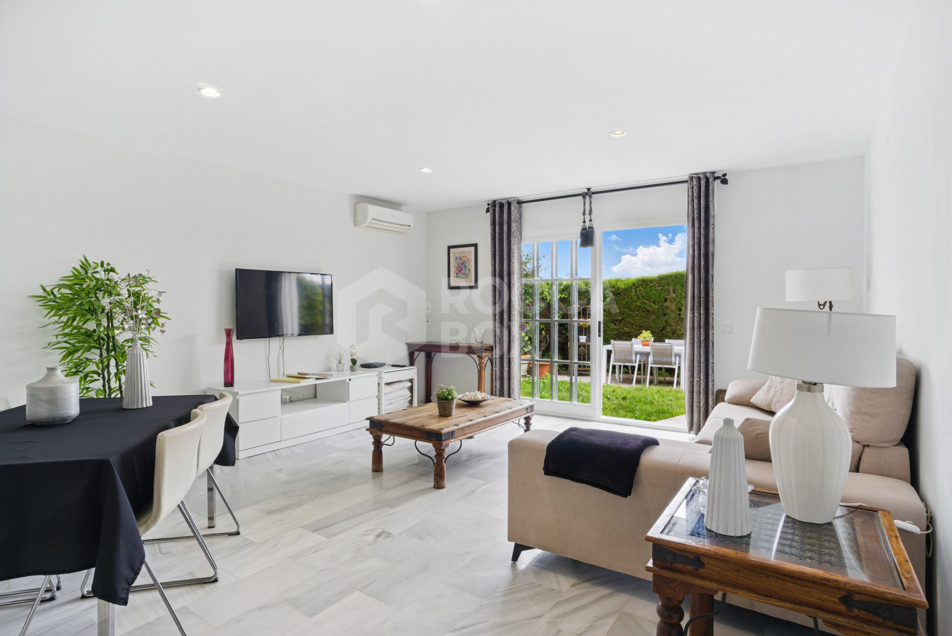 Wonderful three bedroom townhouse with sea views, located in Bel Air, Estepona