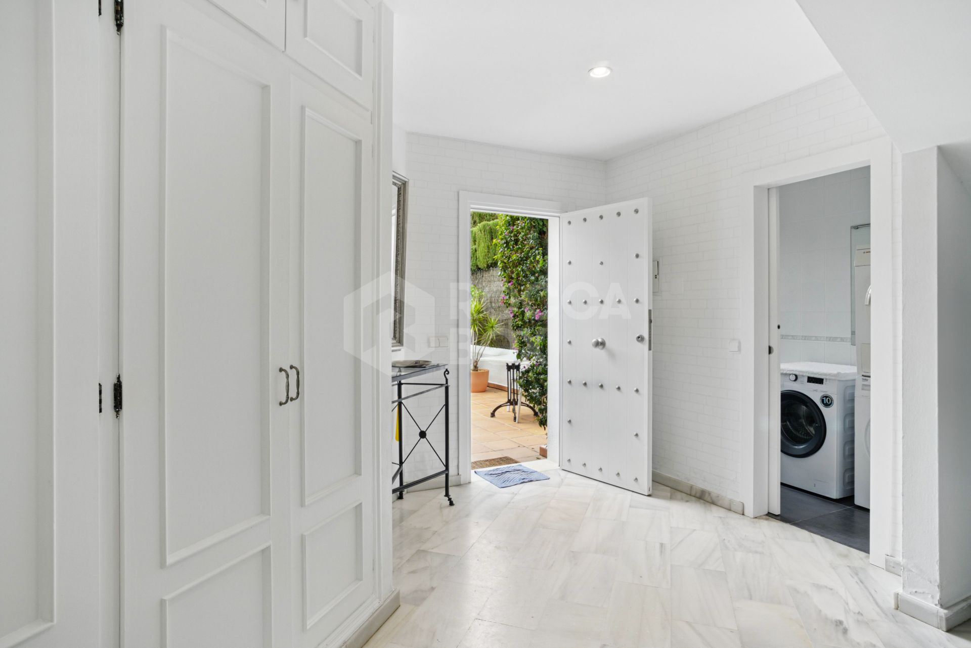 Wonderful three bedroom townhouse with sea views, located in Bel Air, Estepona