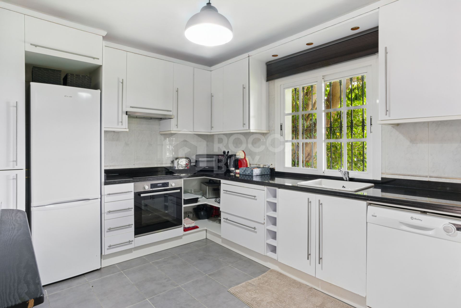 Wonderful three bedroom townhouse with sea views, located in Bel Air, Estepona