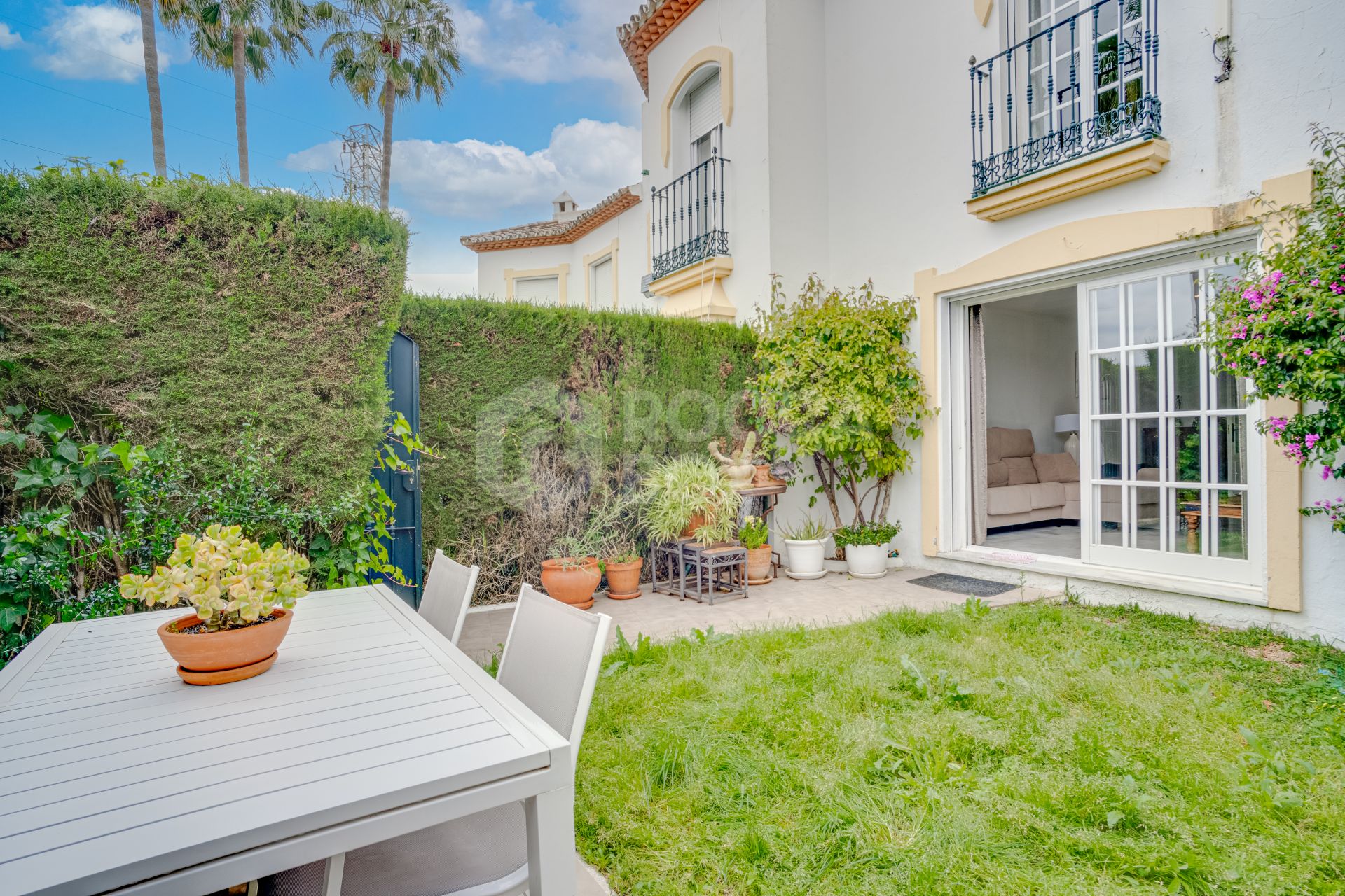 Wonderful three bedroom townhouse with sea views, located in Bel Air, Estepona