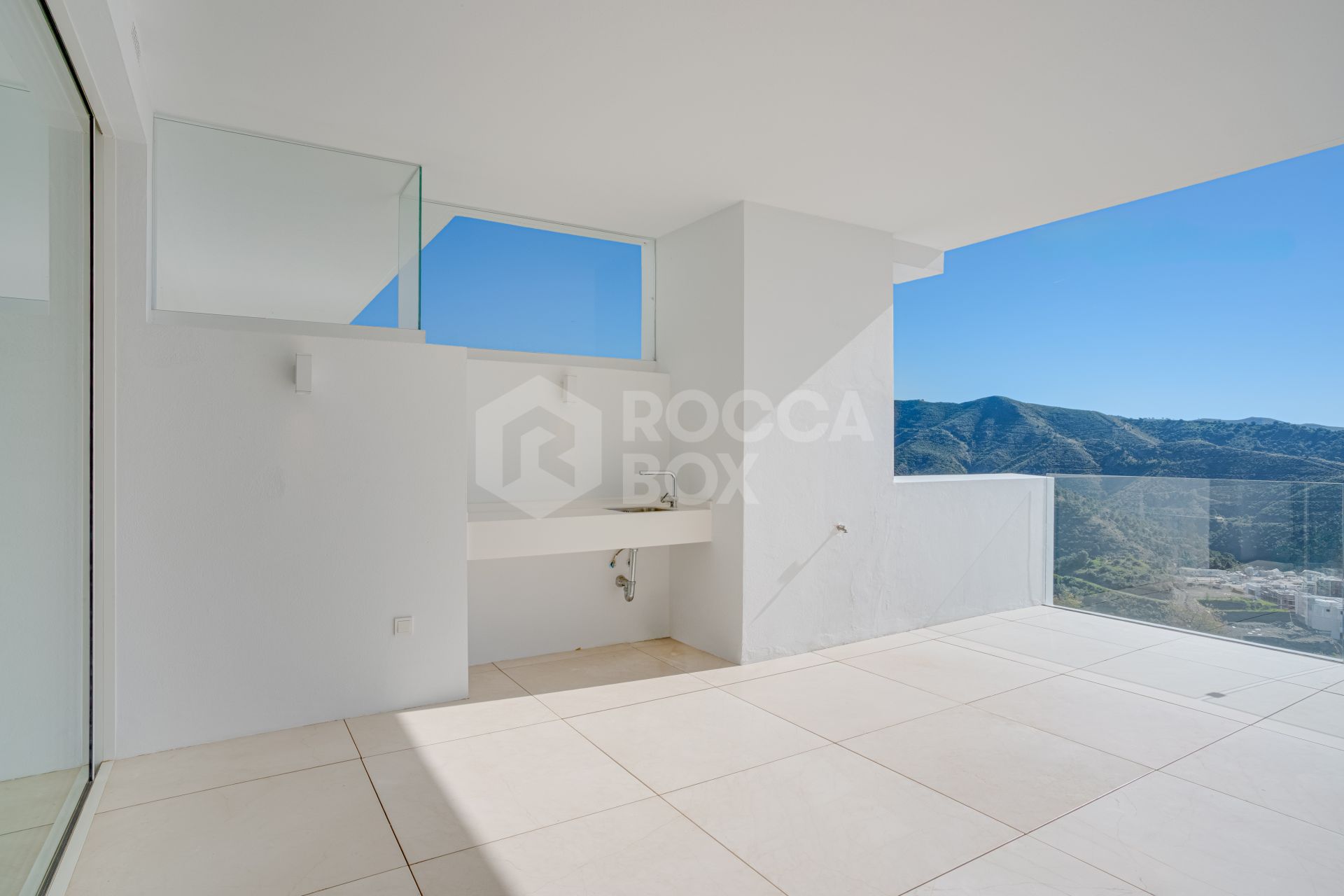 Beautiful two bedroom, south east facing apartment located in the exclusive Urbanisation Palo Alto
