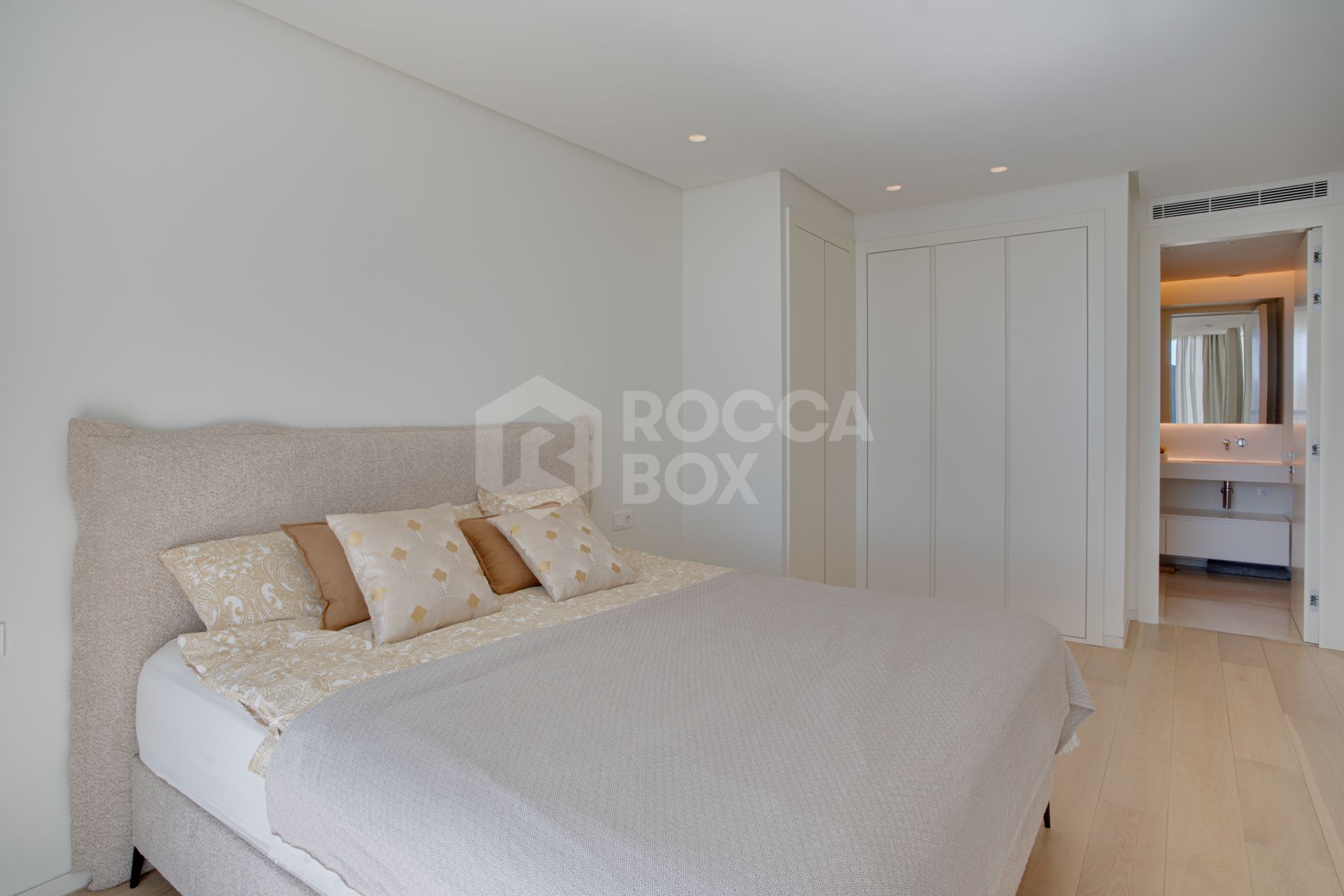 Beautiful two bedroom, south east facing apartment located in the exclusive Urbanisation Palo Alto