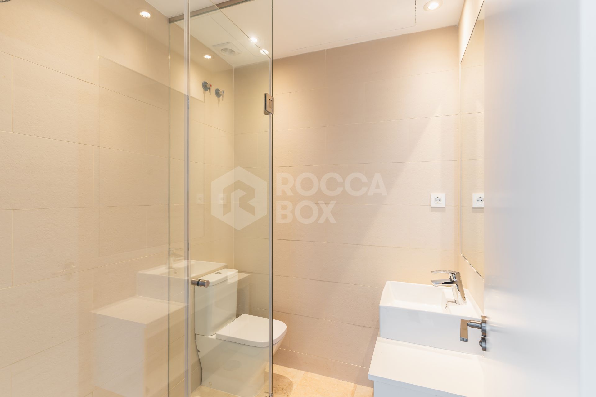 Beautiful south facing ground floor apartment located in Paraiso Pueblo, Benahavis with sea views