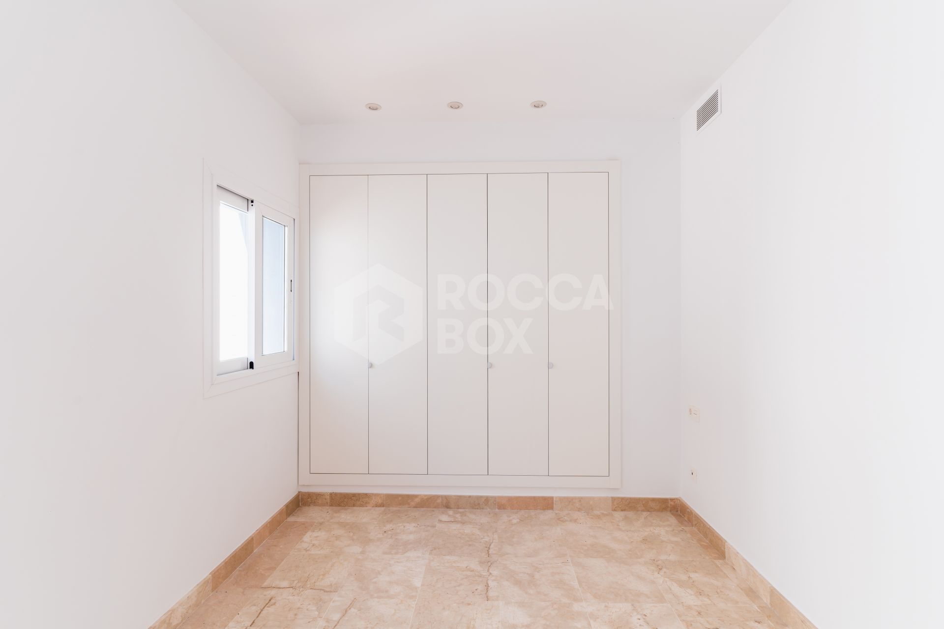 Beautiful south facing ground floor apartment located in Paraiso Pueblo, Benahavis with sea views