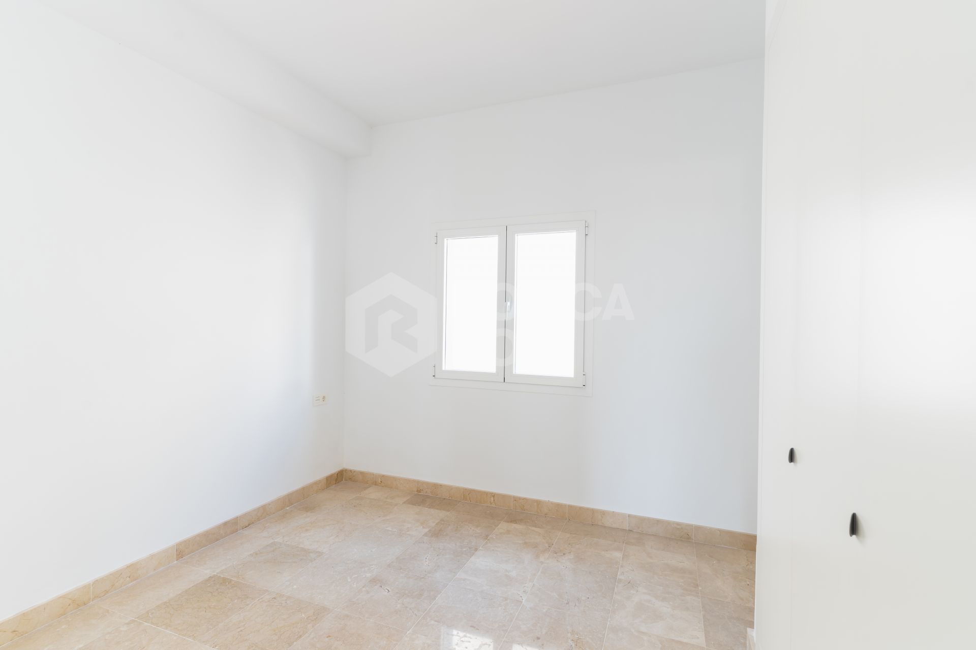 Beautiful south facing ground floor apartment located in Paraiso Pueblo, Benahavis with sea views