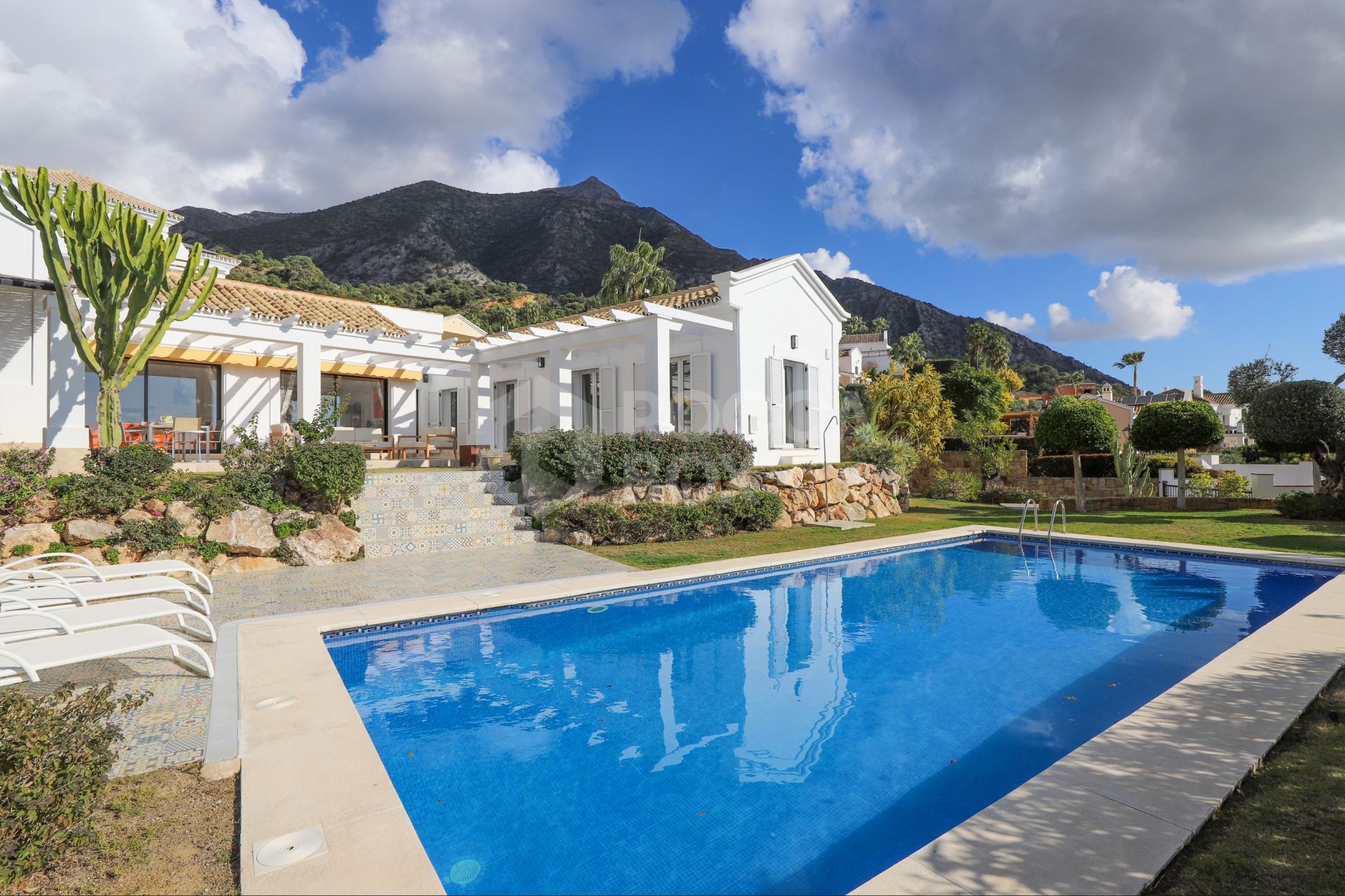 Beautiful south facing Villa located in Sierra Blanca Country Club, Istan with sea views