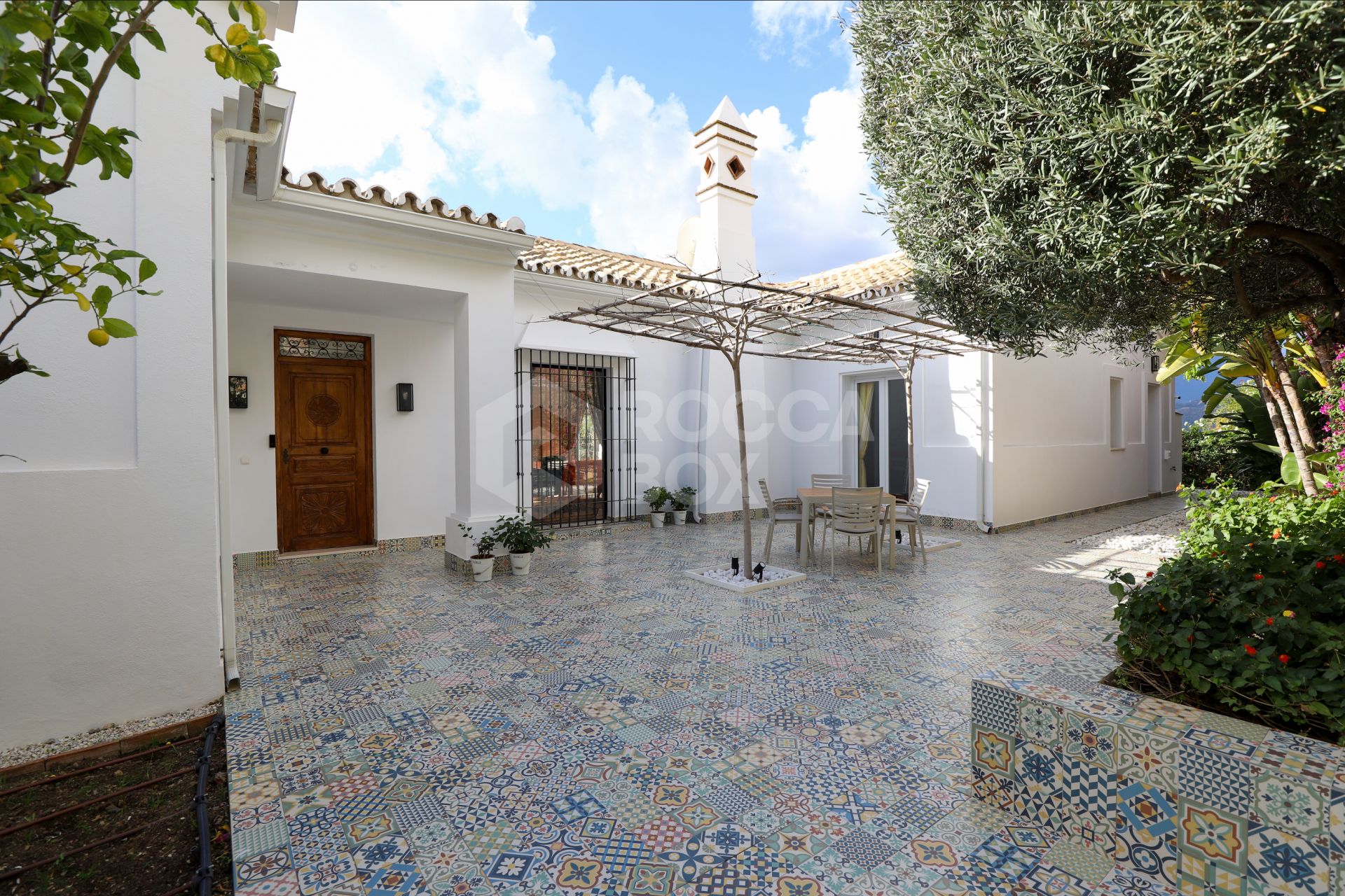 Beautiful south facing Villa located in Sierra Blanca Country Club, Istan with sea views