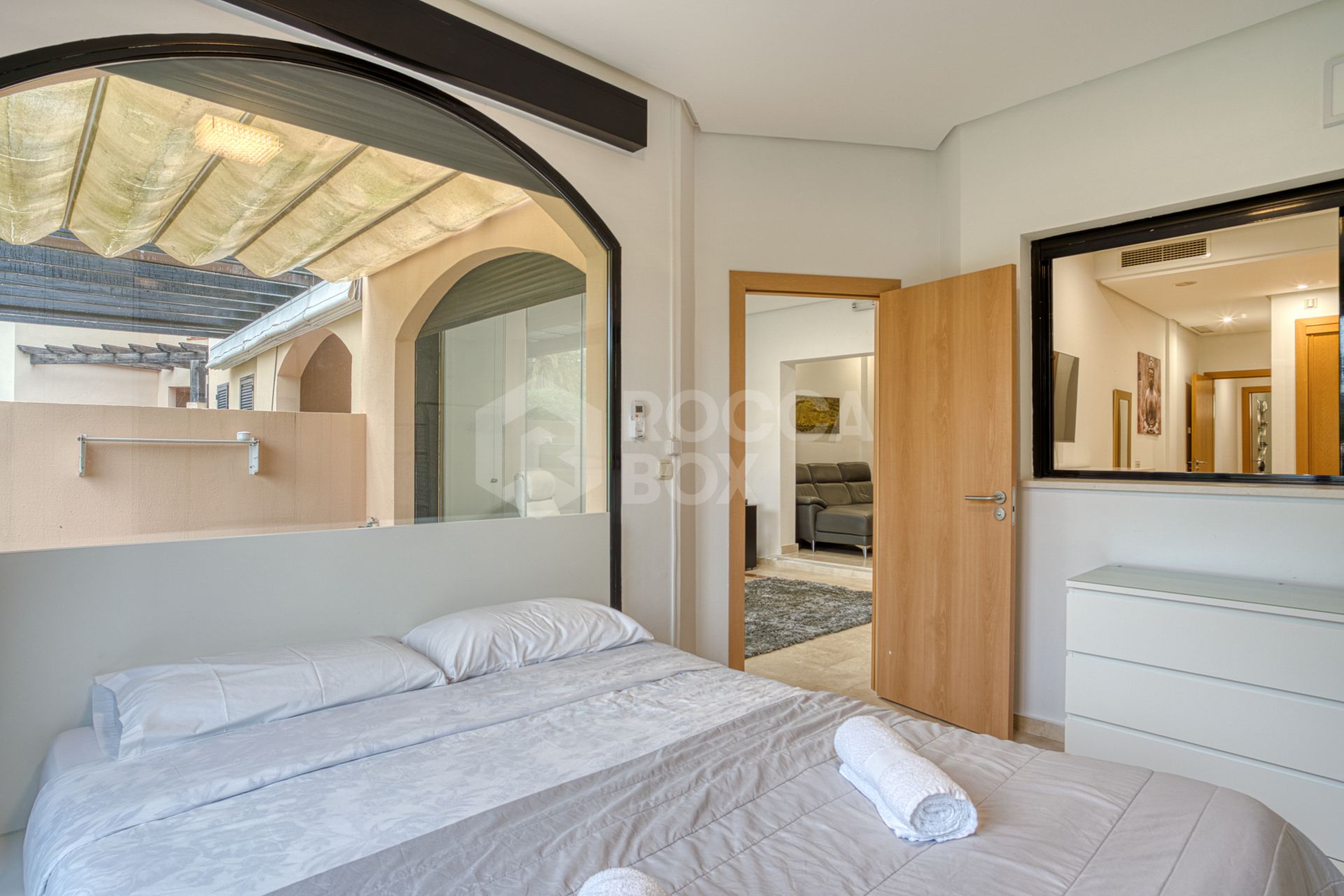 Fantastic west-facing three-bedroom apartment in Las Mimosas Beach Gardens, Nueva Andalucía.