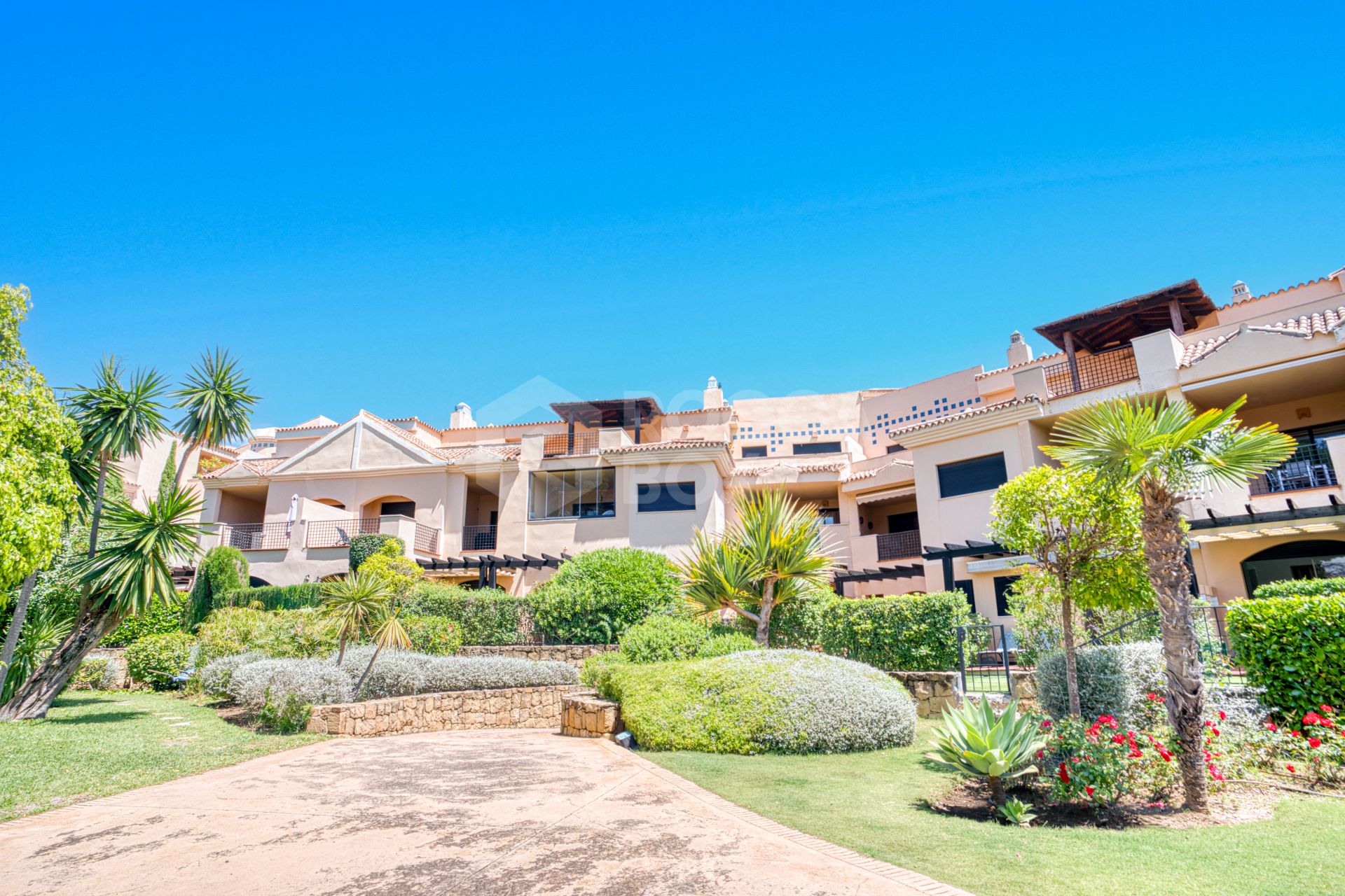 Fantastic west-facing three-bedroom apartment in Las Mimosas Beach Gardens, Nueva Andalucía.
