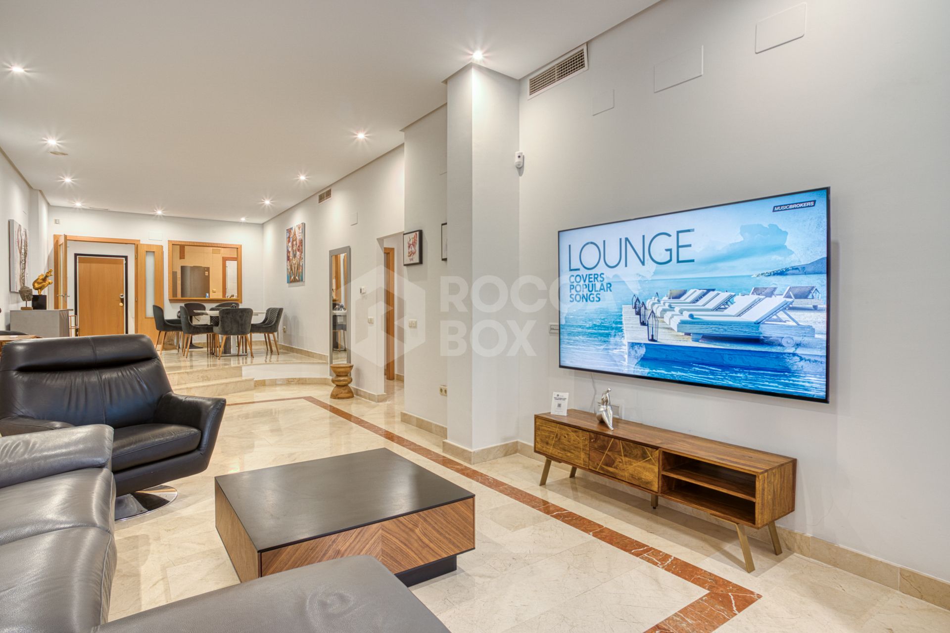 Fantastic west-facing three-bedroom apartment in Las Mimosas Beach Gardens, Nueva Andalucía.