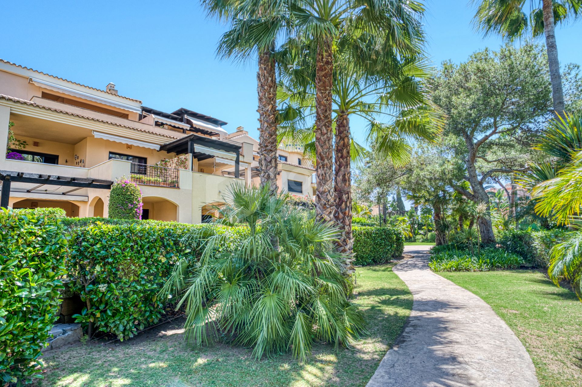 Fantastic west-facing three-bedroom apartment in Las Mimosas Beach Gardens, Nueva Andalucía.
