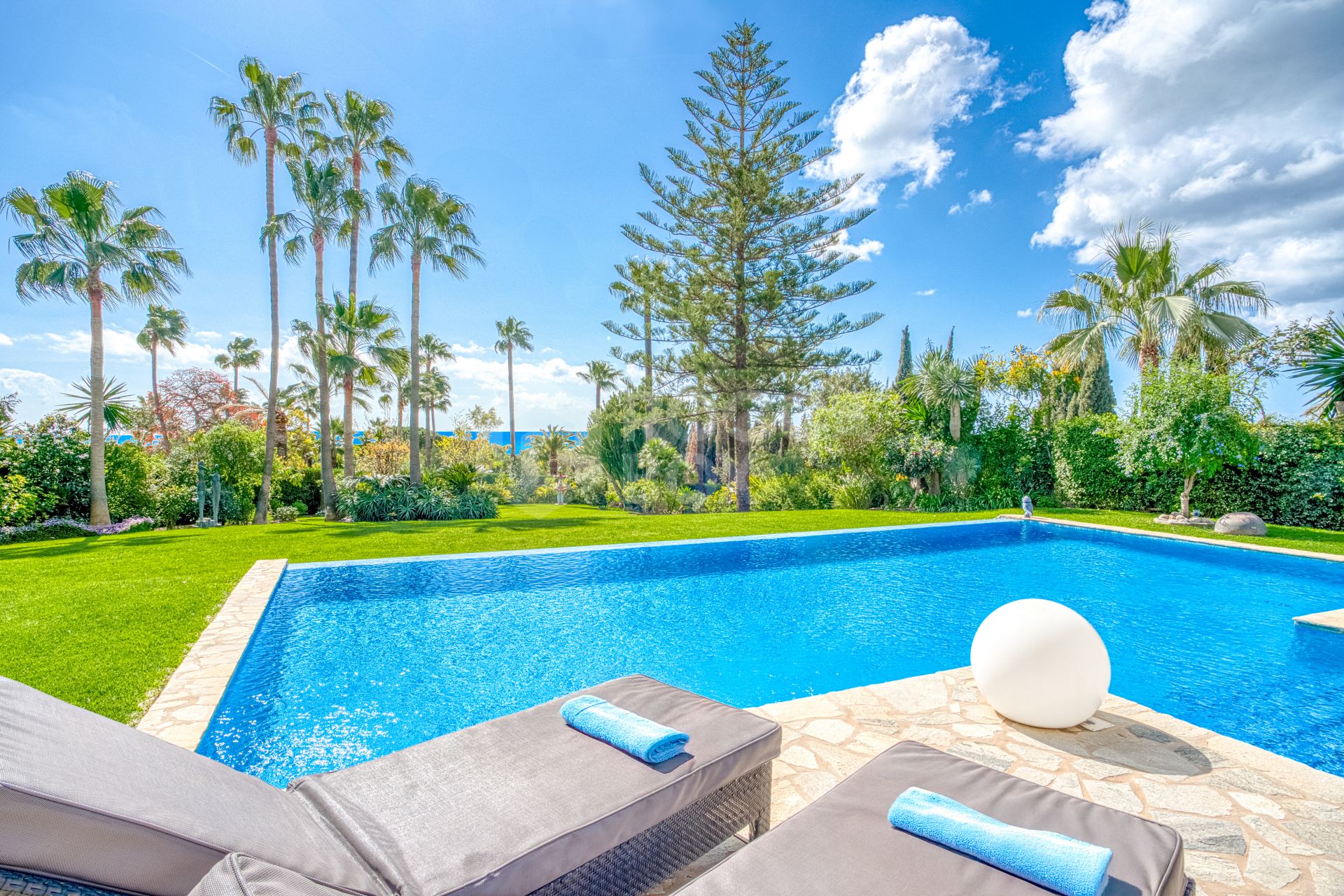 Beautiful, south facing four bedroom Villa located in the sought after area of Hacienda Las Chapas, Marbella