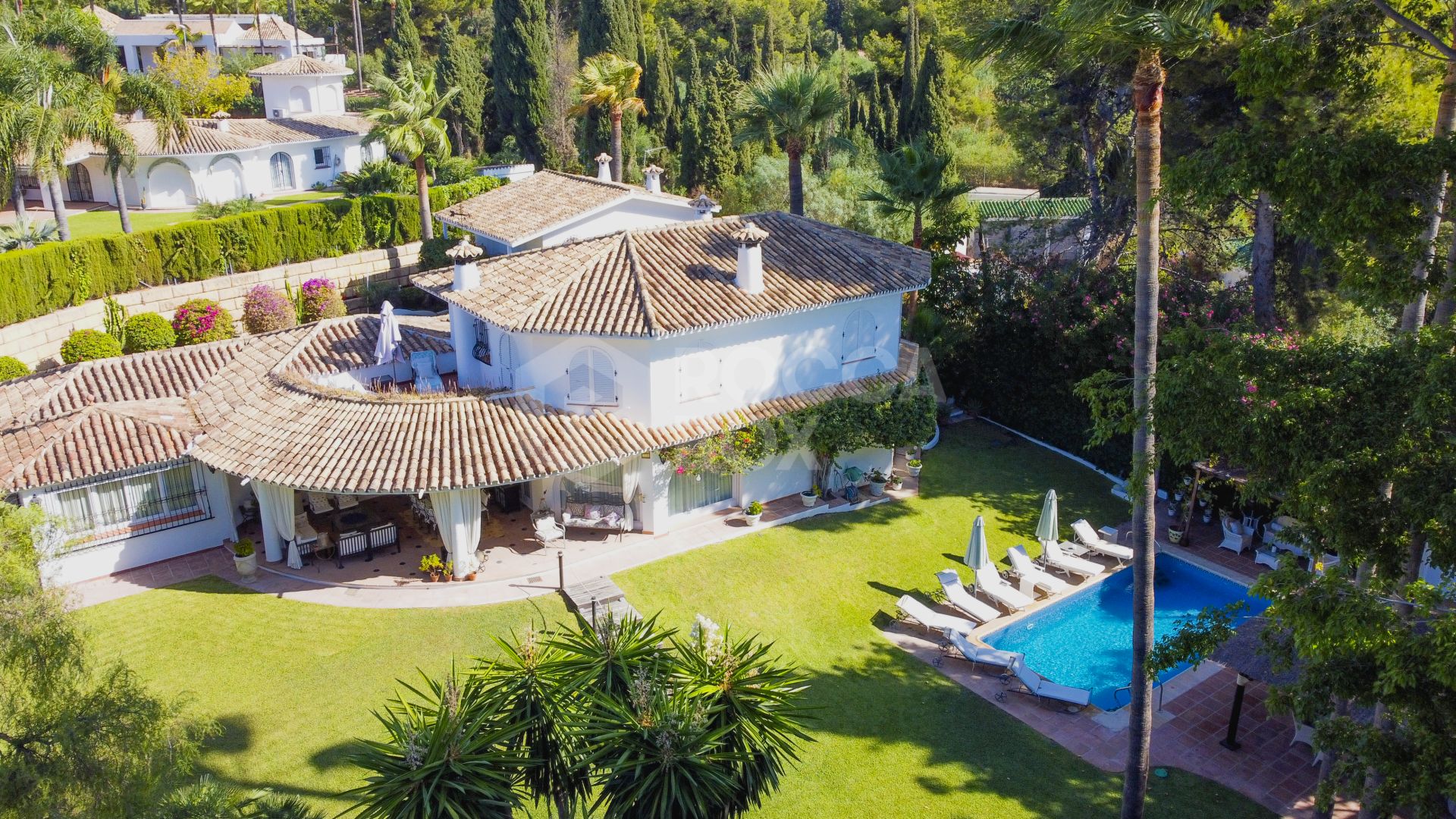 Wonderful six bedroom, south facing villa in the residential area Rocio de Nagueles, Marbella with guest apartment