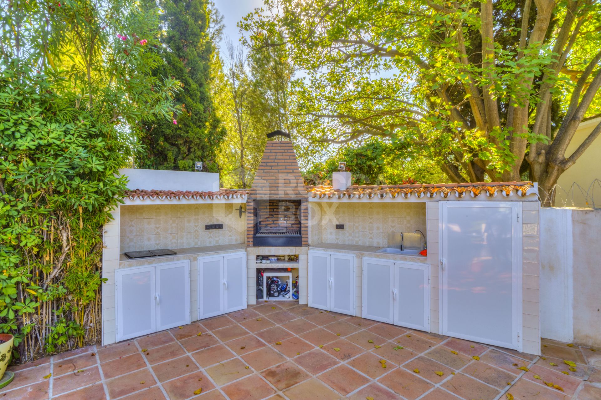 Wonderful six bedroom, south facing villa in the residential area Rocio de Nagueles, Marbella with guest apartment