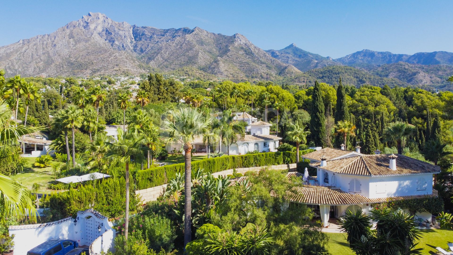 Wonderful six bedroom, south facing villa in the residential area Rocio de Nagueles, Marbella with guest apartment