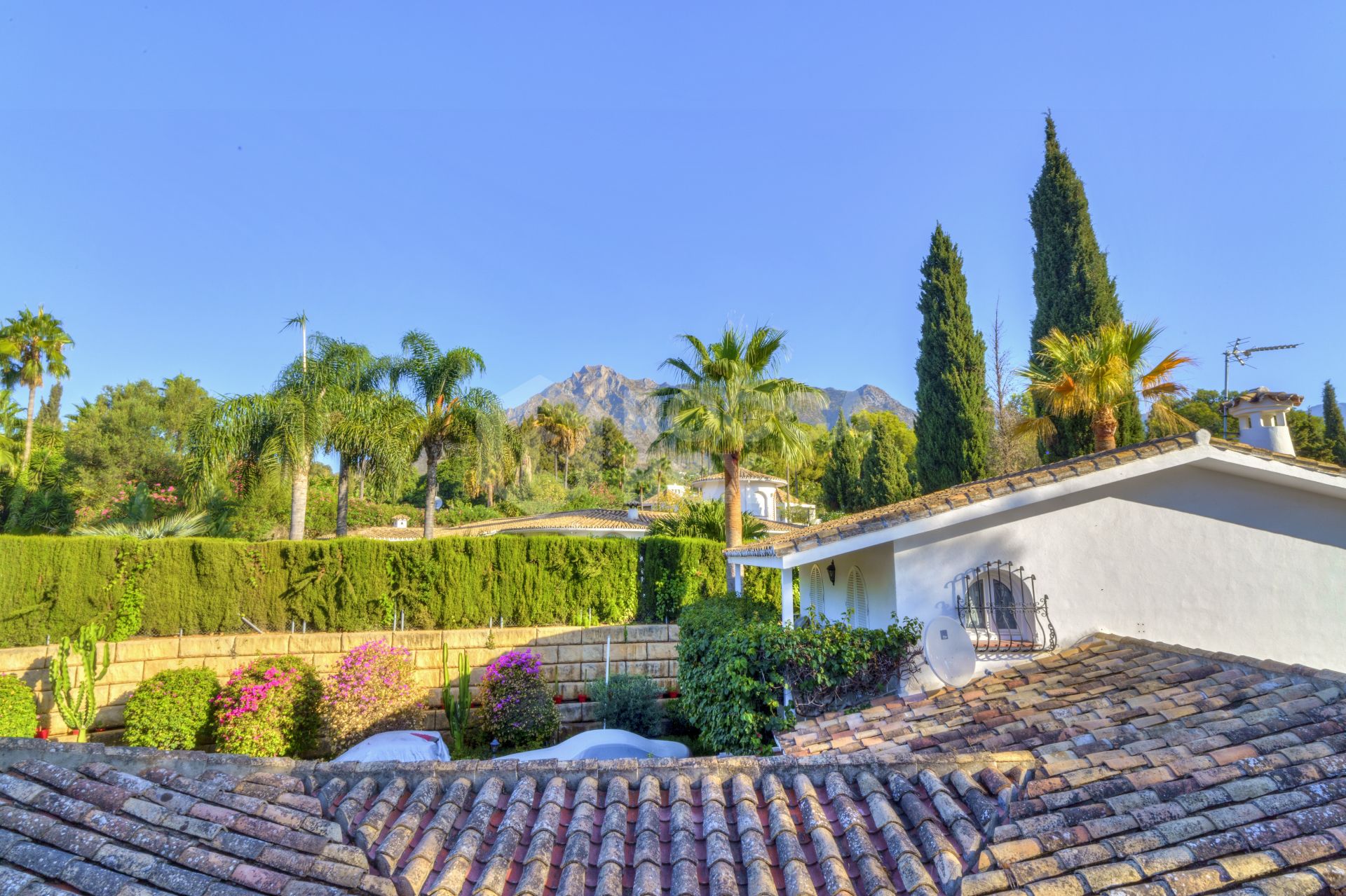 Wonderful six bedroom, south facing villa in the residential area Rocio de Nagueles, Marbella with guest apartment