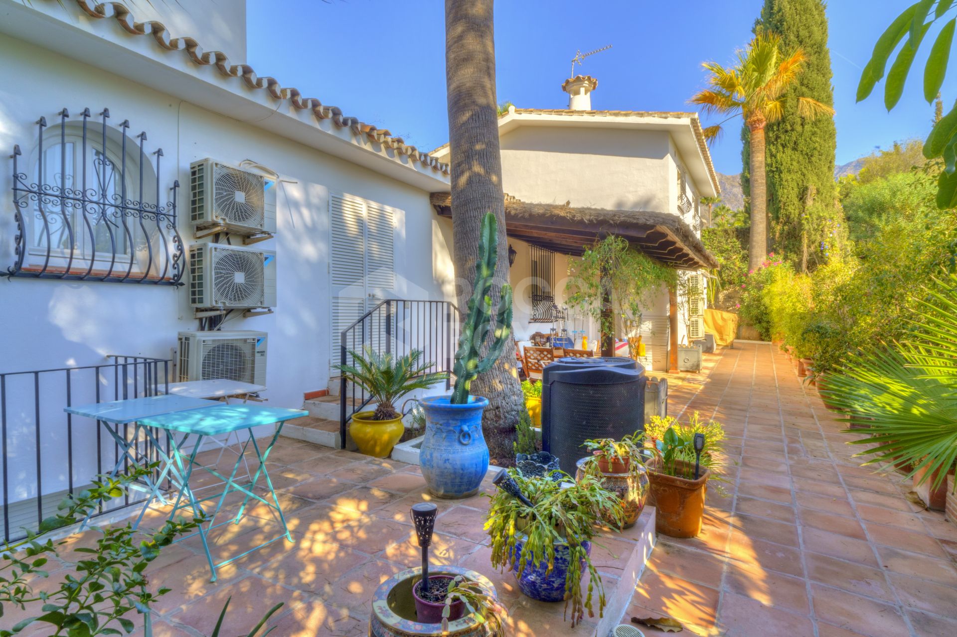 Wonderful six bedroom, south facing villa in the residential area Rocio de Nagueles, Marbella with guest apartment