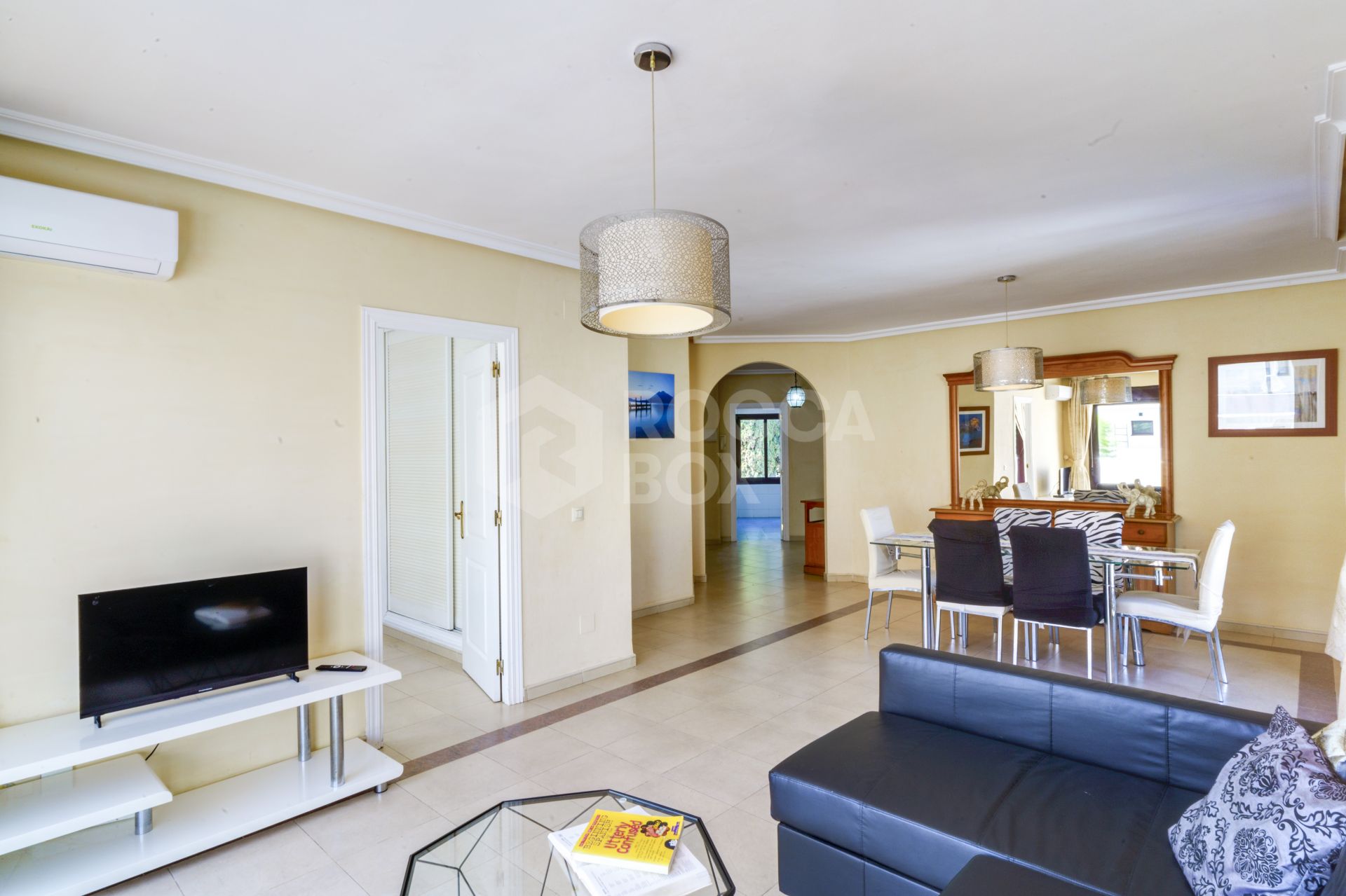 Amazing opportunity; three bedroom apartment located in La Maestranza, Nueva Andalucia