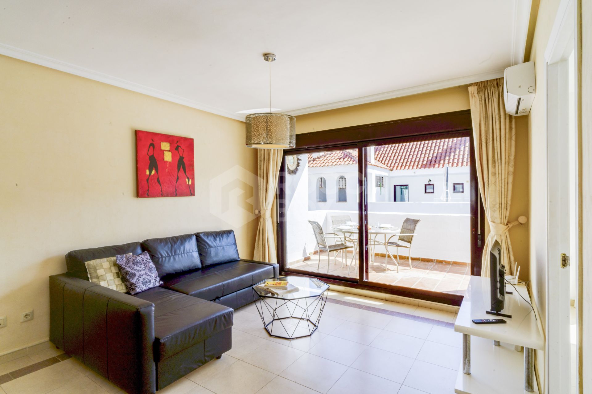 Amazing opportunity; three bedroom apartment located in La Maestranza, Nueva Andalucia