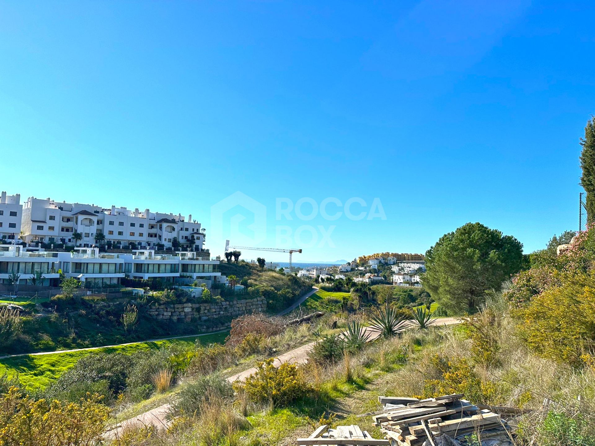 Resedential south facing plot for sale in La Resina Golf, Estepona with sea views