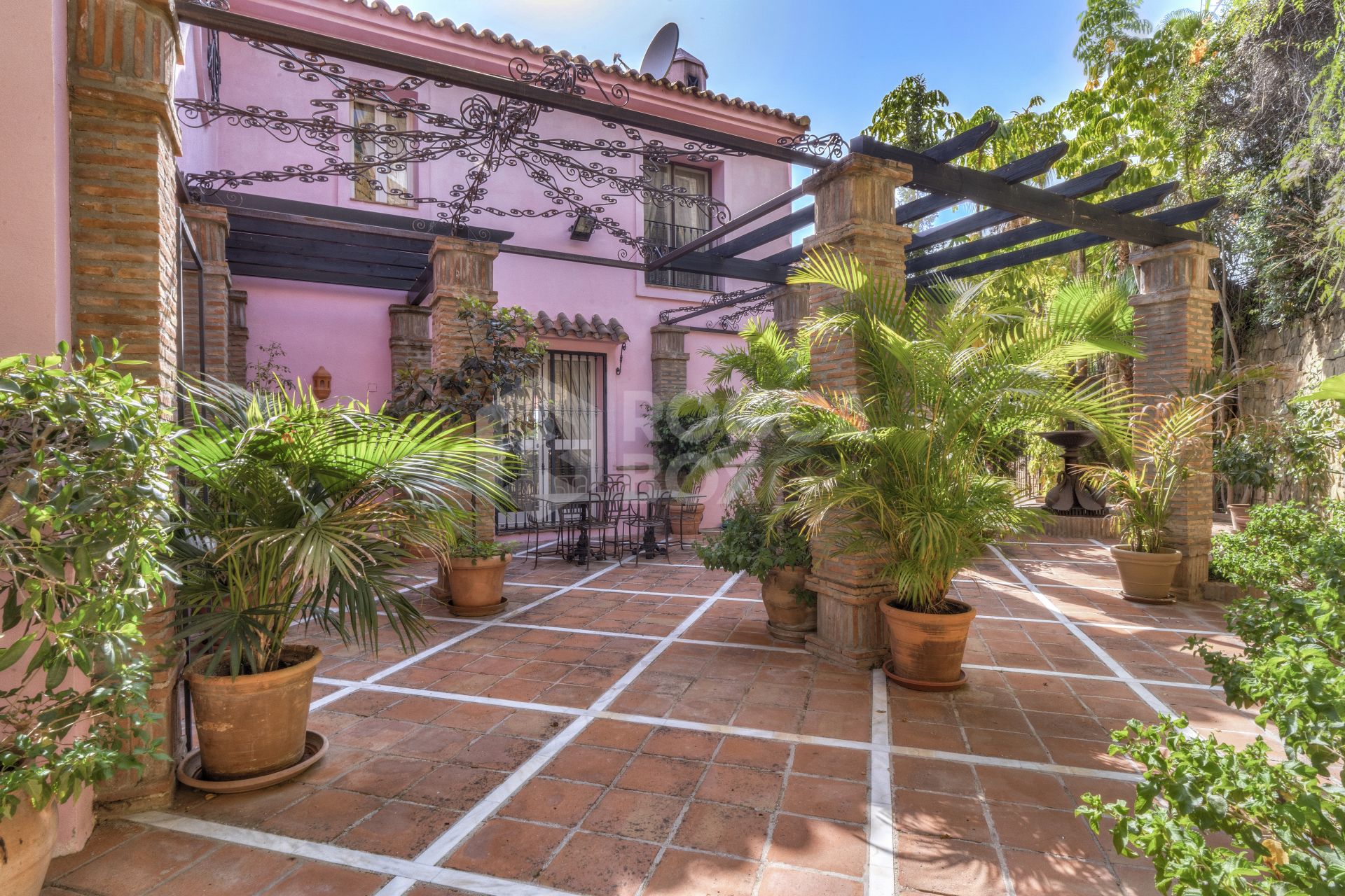 Charming five-bedroom Andalusian style villa in the gated community Puerto de Los Almendros, Benahavis with guest apartment