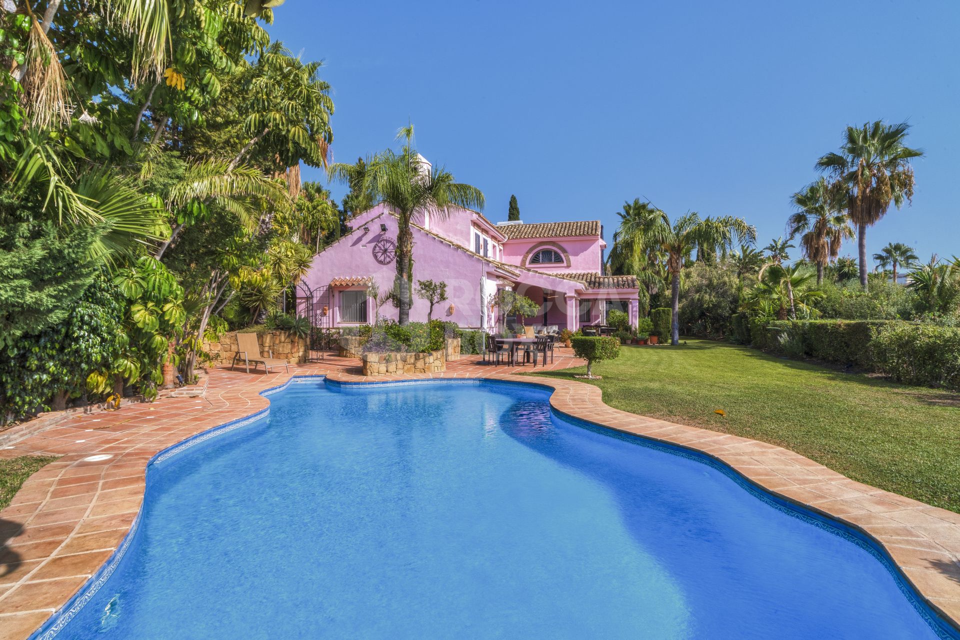 Charming five-bedroom Andalusian style villa in the gated community Puerto de Los Almendros, Benahavis with guest apartment