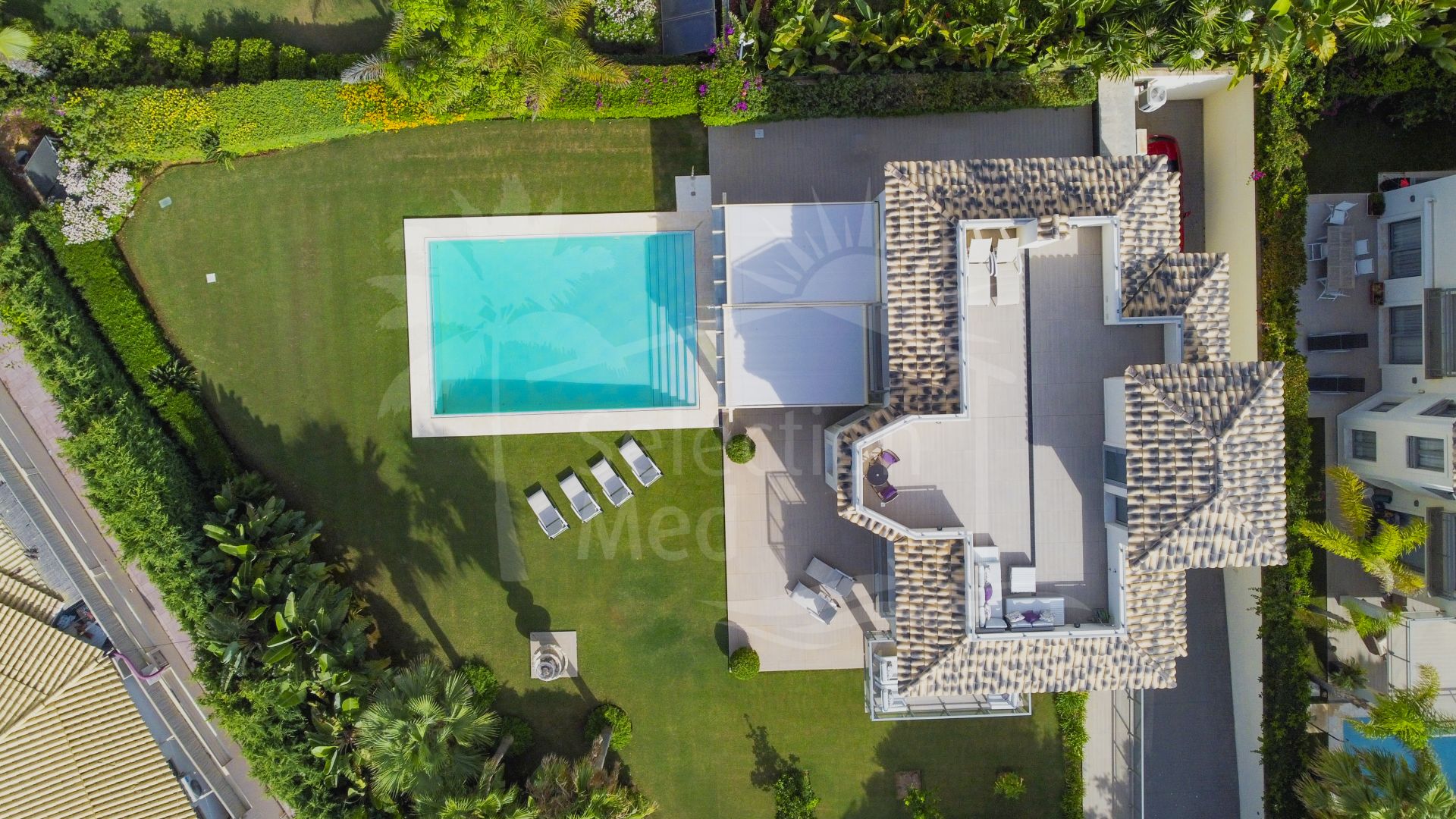 Immaculée cinq chambres, face sud villa en bord de mer située à El Rosario, Marbella Est avec une vue incroyable sur la mer