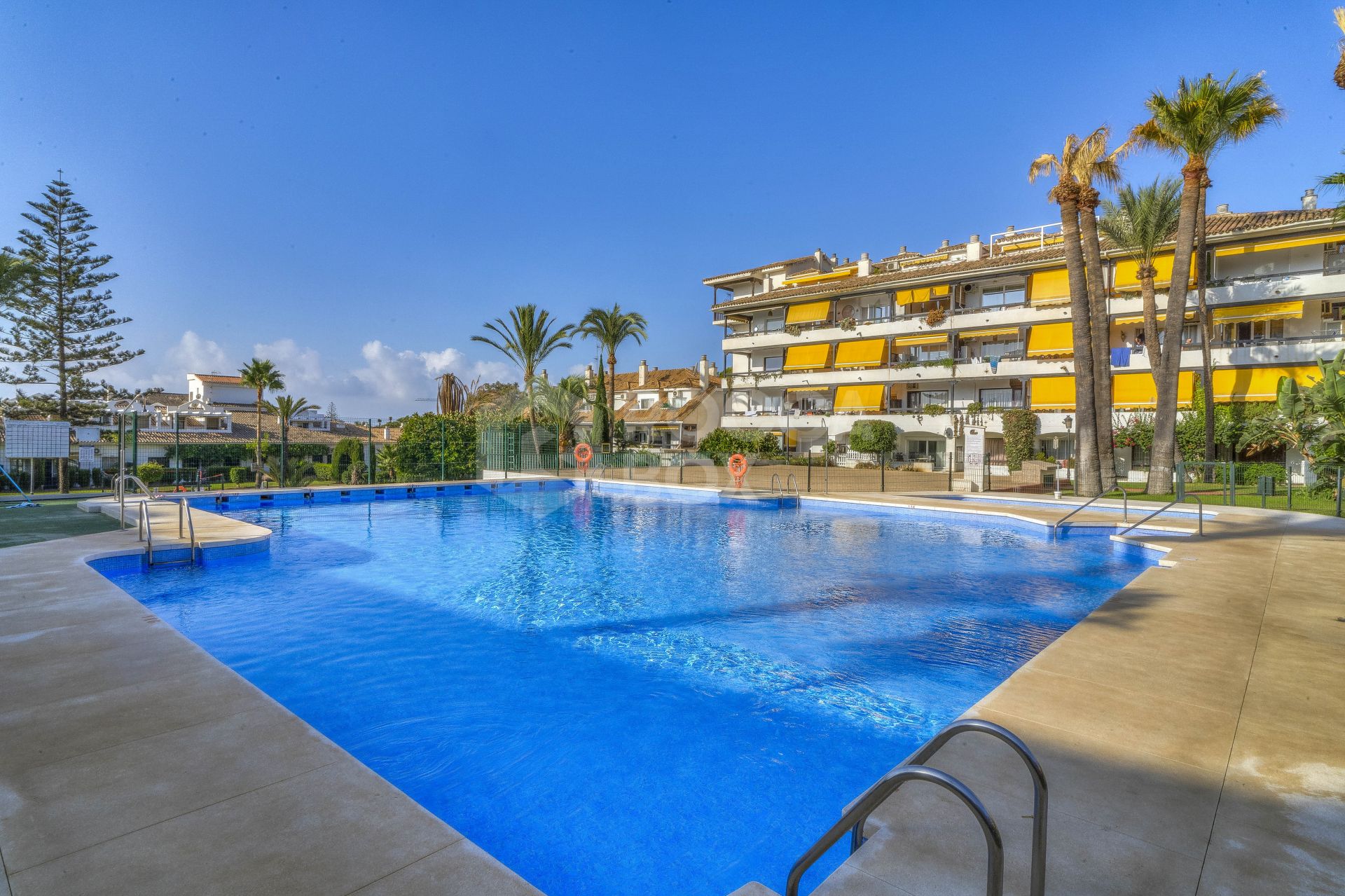 Beautifully renovated two-bedroom ground floor apartment located in a prime location of the Golden Mile, Marbella