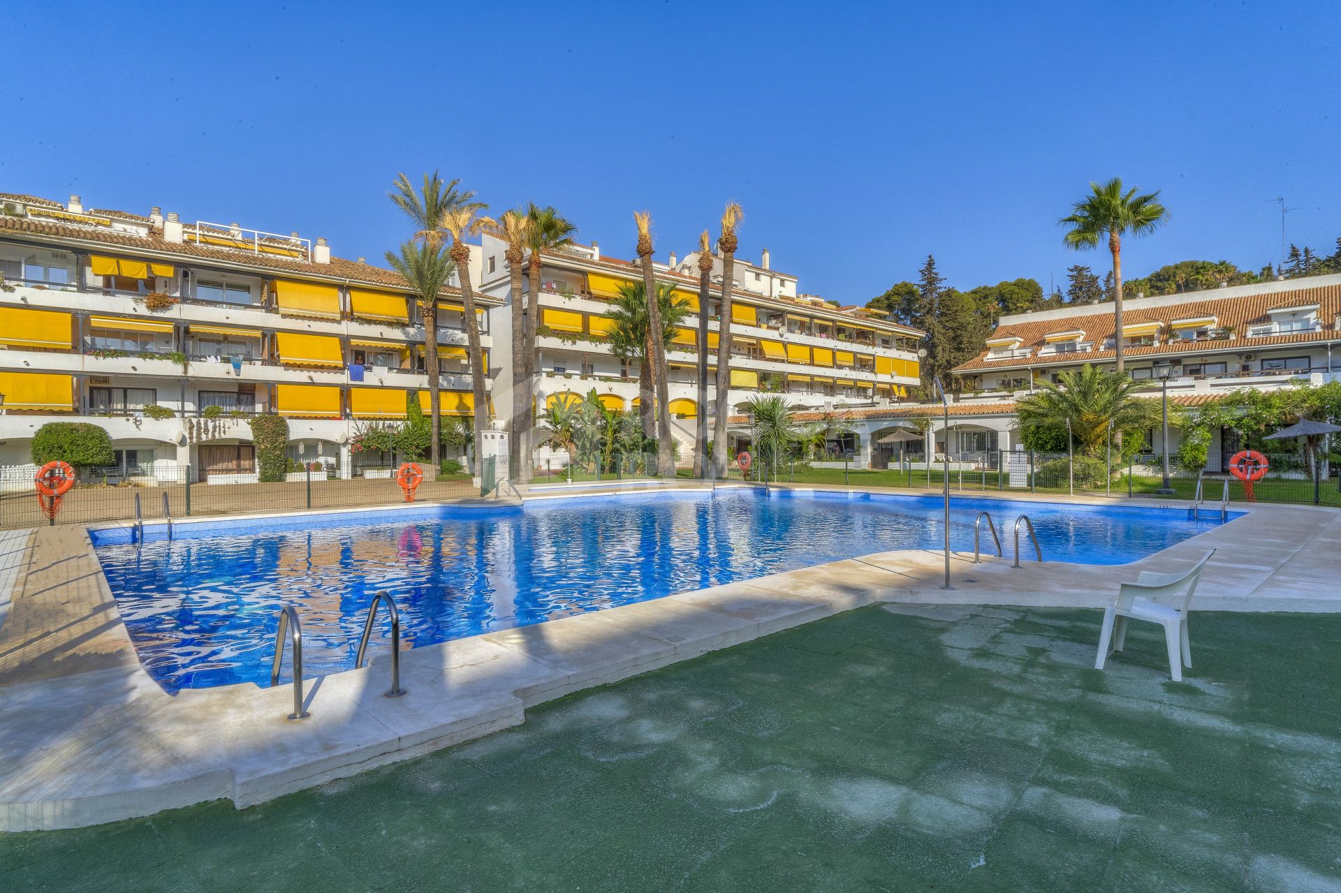 Beautifully renovated two-bedroom ground floor apartment located in a prime location of the Golden Mile, Marbella