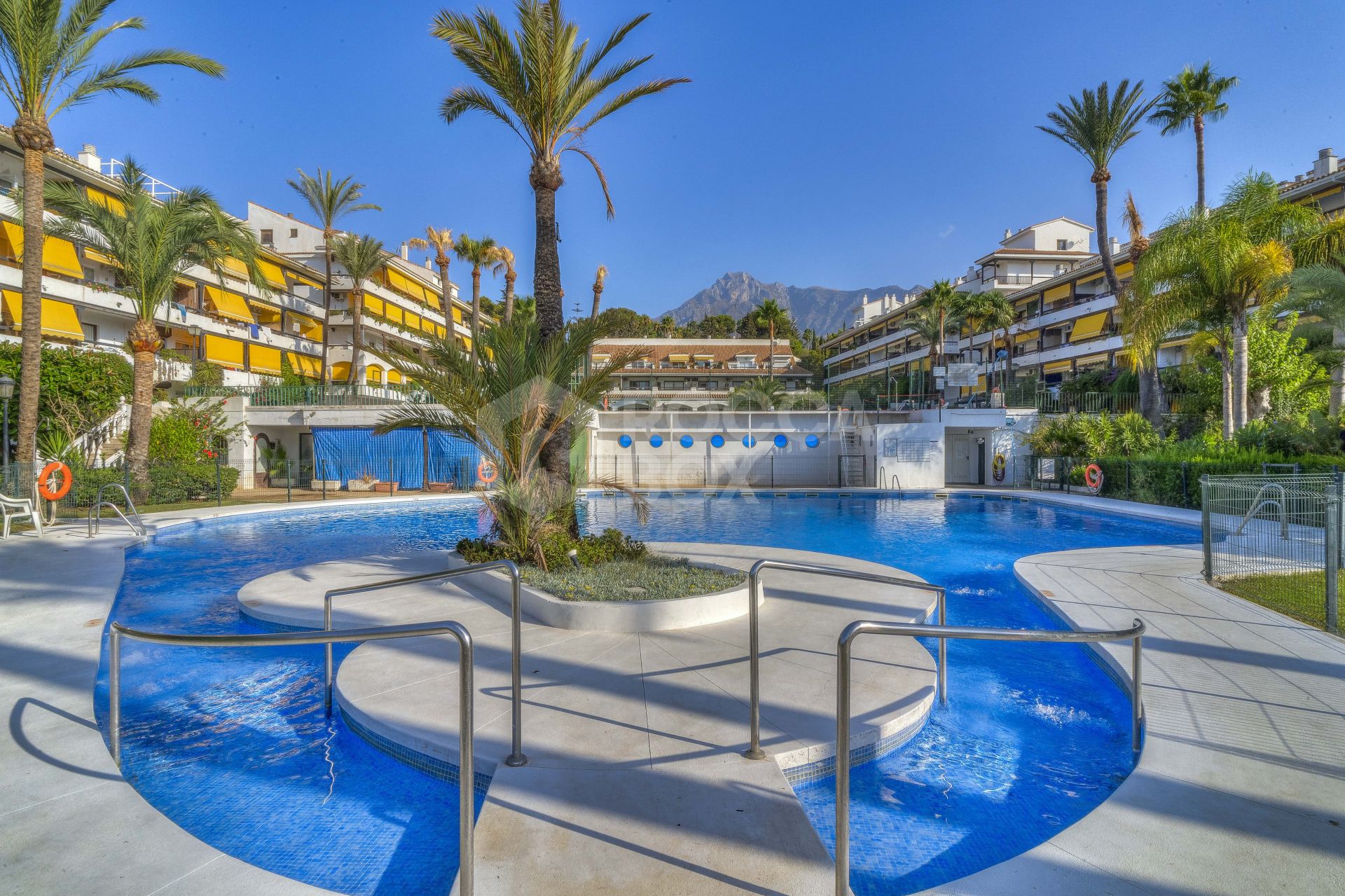 Beautifully renovated two-bedroom ground floor apartment located in a prime location of the Golden Mile, Marbella