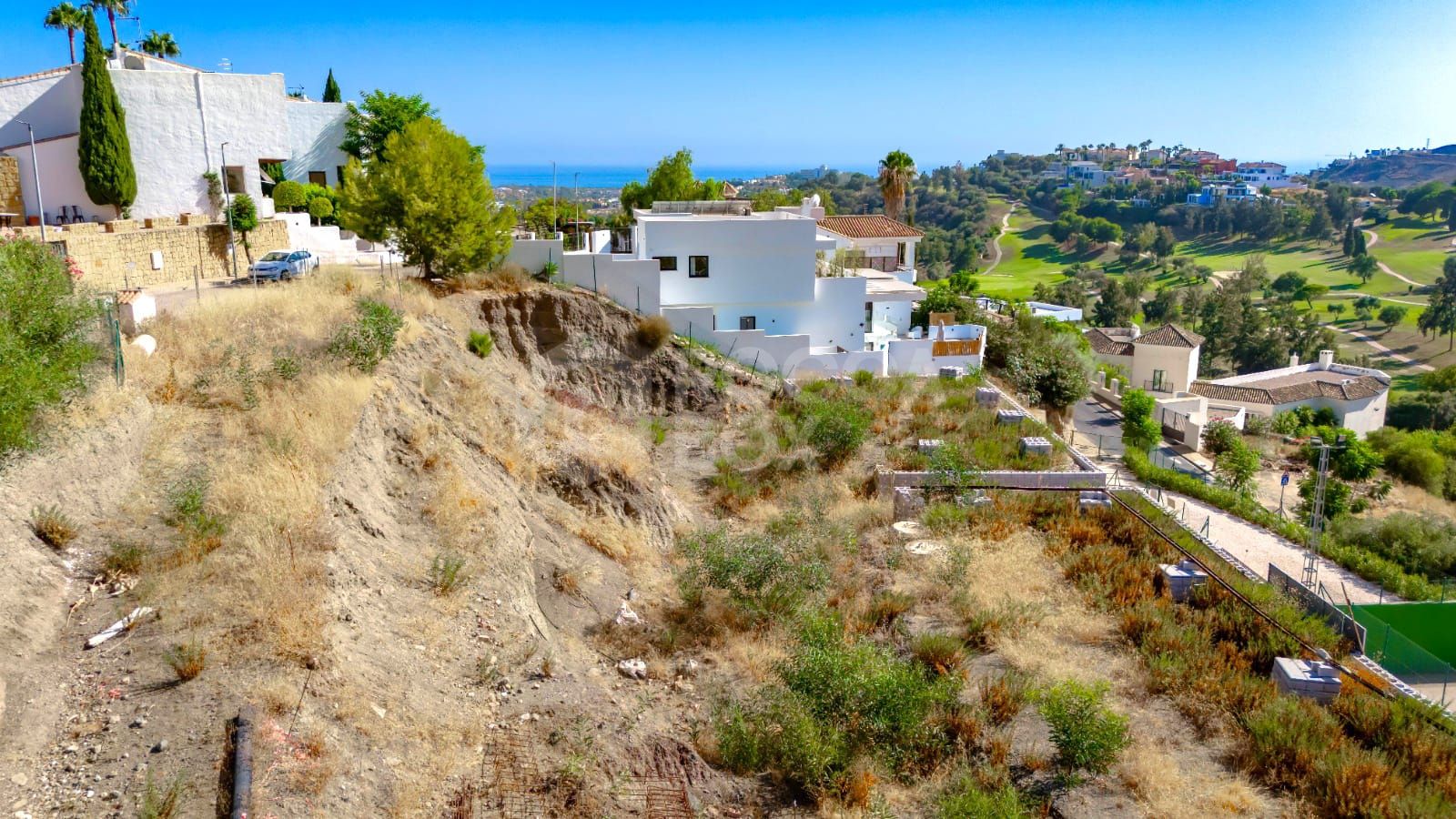 Residential plot for sale in a gated community of La Alqueria, Benahavis