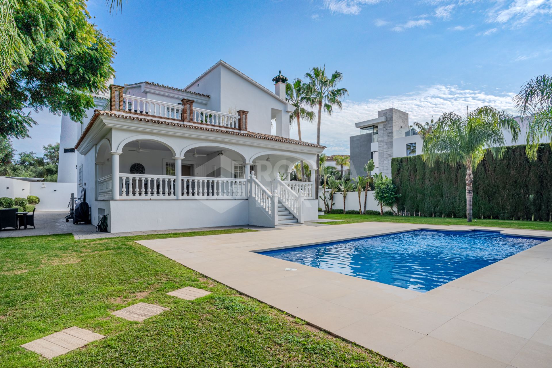 Immaculate six bedroom south facing villa in a quiet residential area of Atalaya Rio Verde in Nueva Andalucia