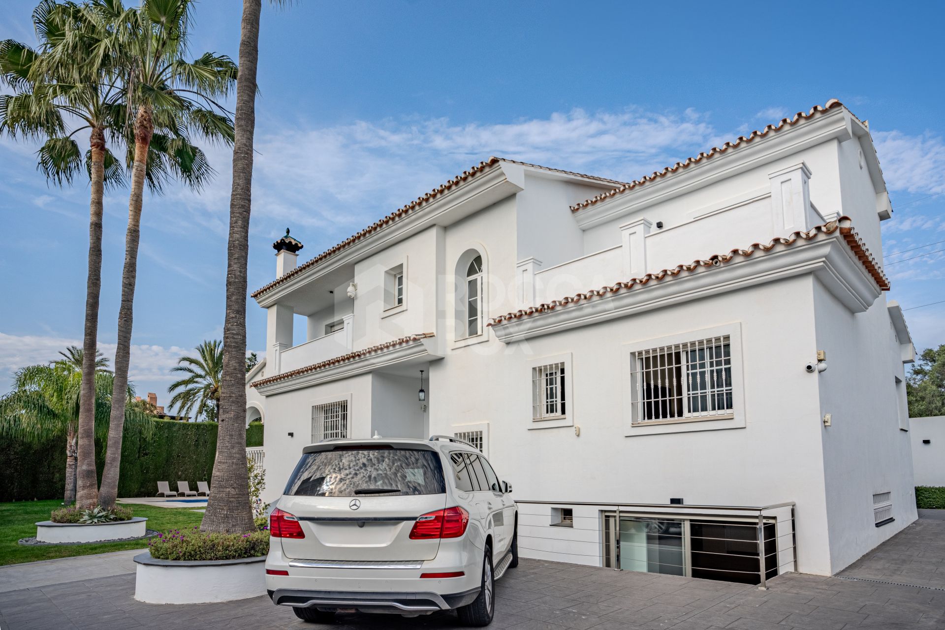 Immaculate six bedroom south facing villa in a quiet residential area of Atalaya Rio Verde in Nueva Andalucia