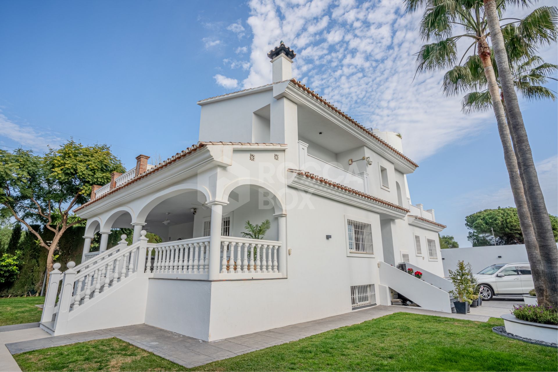 Immaculate six bedroom south facing villa in a quiet residential area of Atalaya Rio Verde in Nueva Andalucia