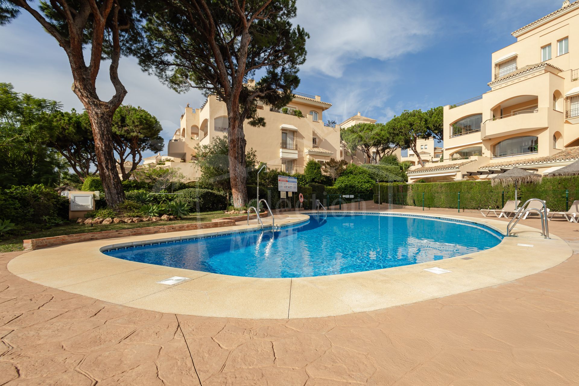 Magnífico apartamento en planta baja de tres dormitorios en la urbanización cerrada Hacienda Elviria