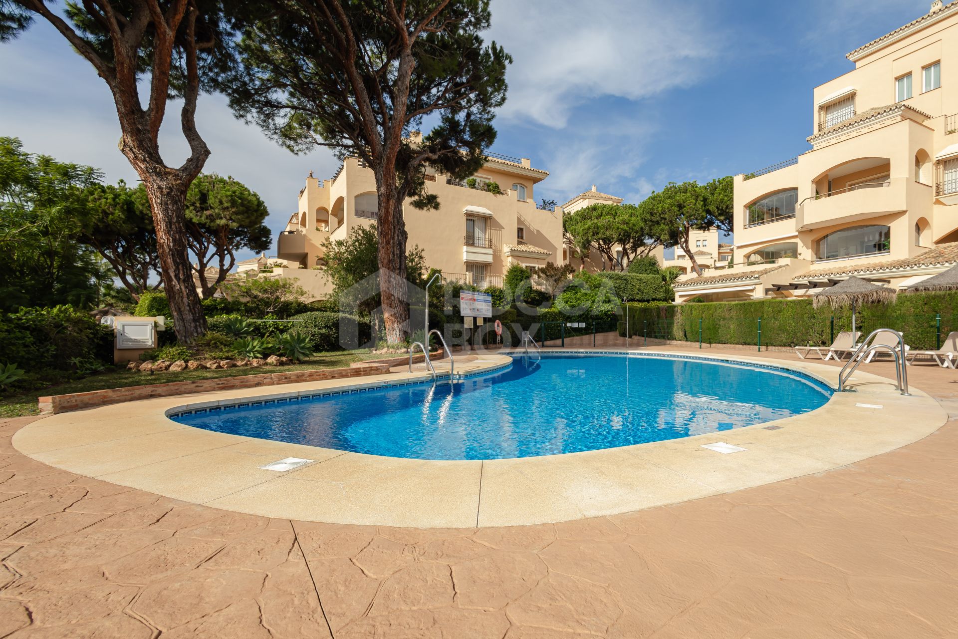 Wonderful three-bedroom ground floor apartment in the gated community Hacienda Elviria