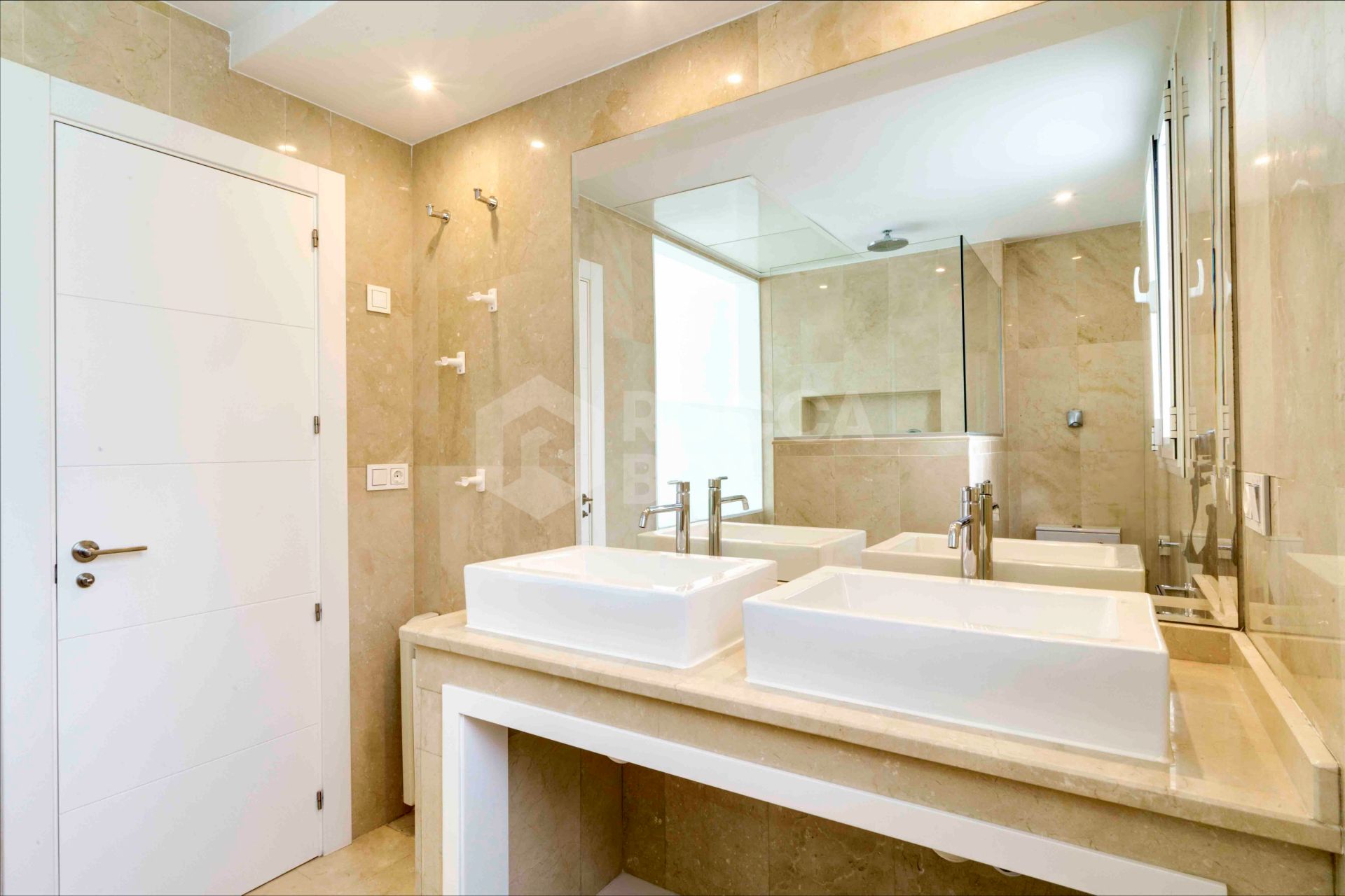 Impressive five bedroom frontline golf townhouse located in a sought after area of La Quinta, close to the 5* Westin Hotel