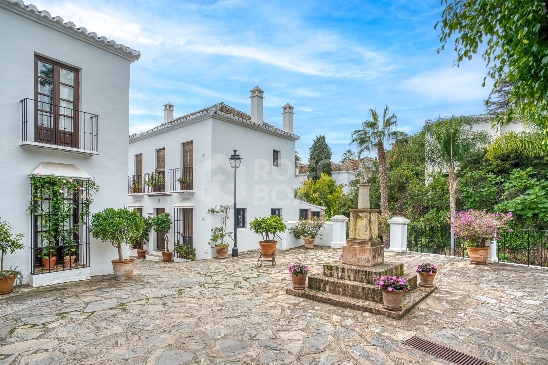 Beautiful four-bedroom townhouse located in the charming community Lomas Del Marbella Club Pueblo