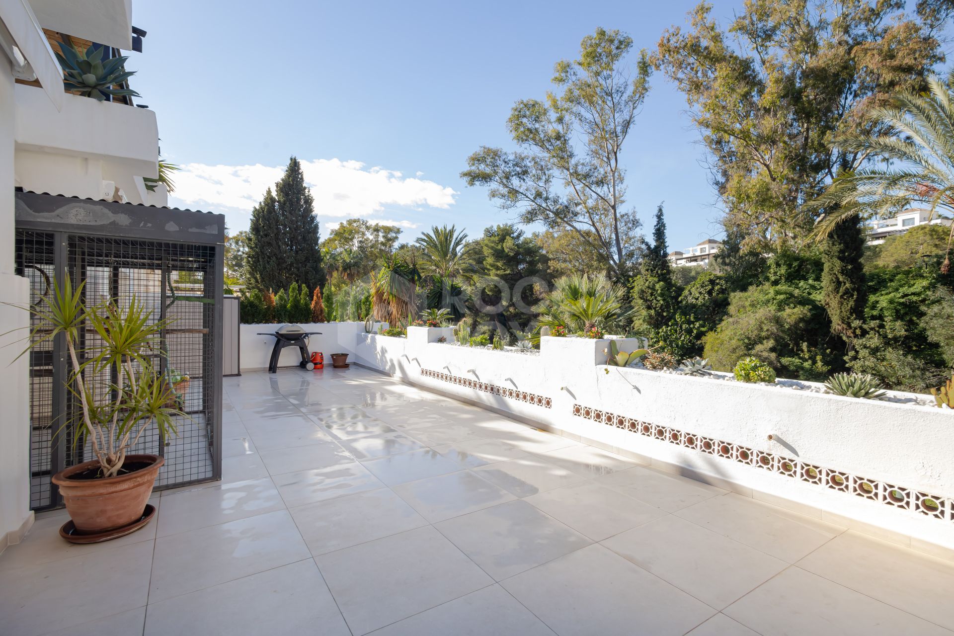 Spectacular three bedroom apartment recently renovated with a luxurious design and luxury qualities, in Kings Hills, on the Golden Mile of Marbella