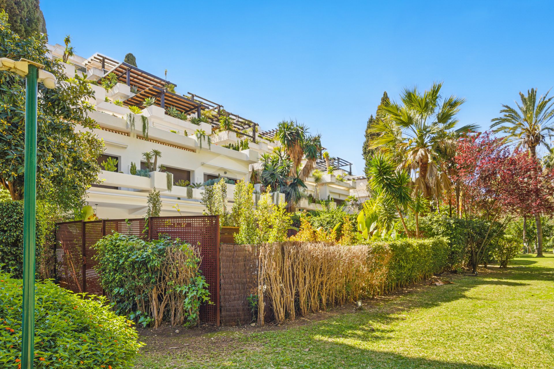 Spectacular three bedroom apartment recently renovated with a luxurious design and luxury qualities, in Kings Hills, on the Golden Mile of Marbella