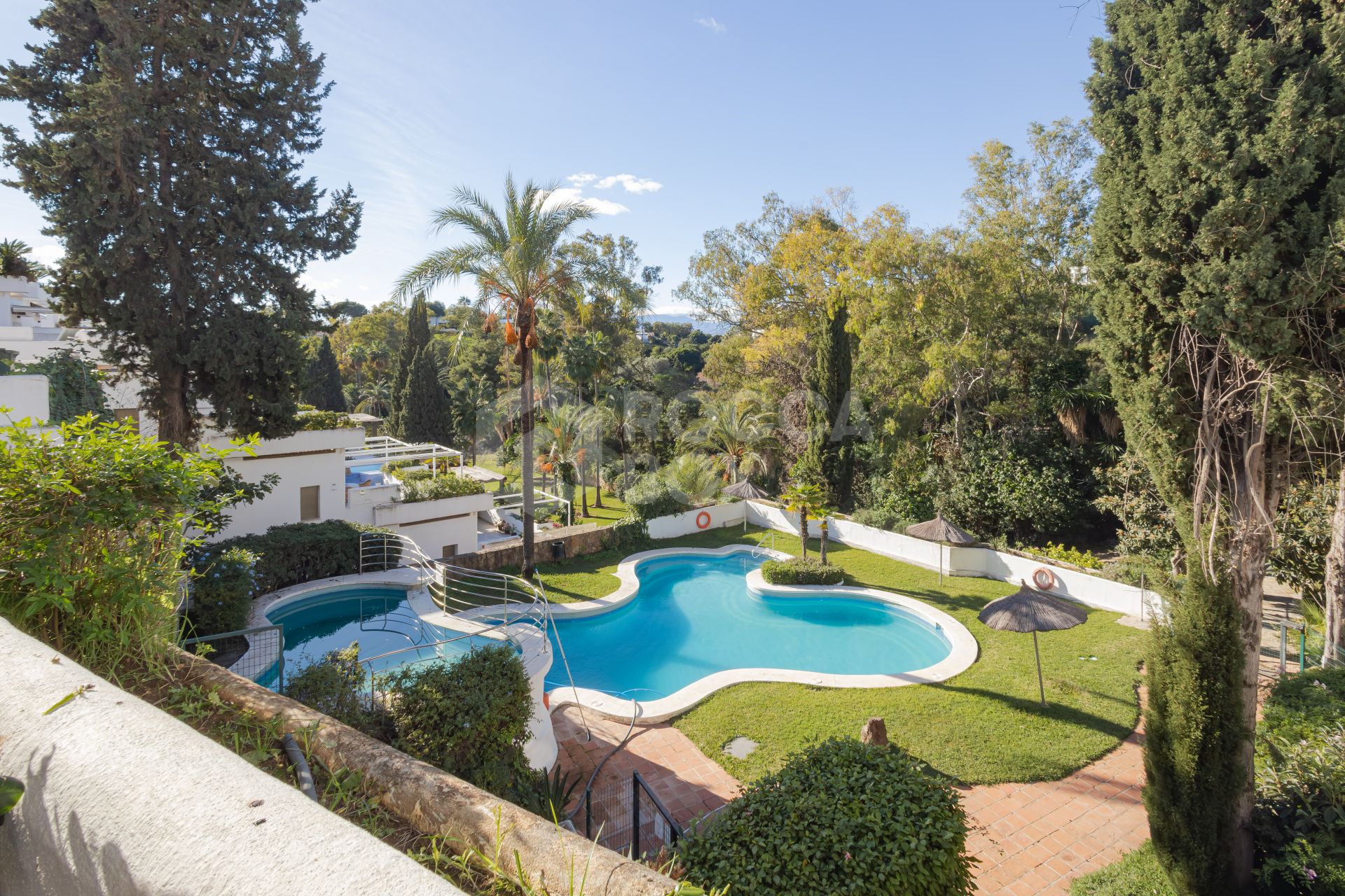 Spectacular three bedroom apartment recently renovated with a luxurious design and luxury qualities, in Kings Hills, on the Golden Mile of Marbella