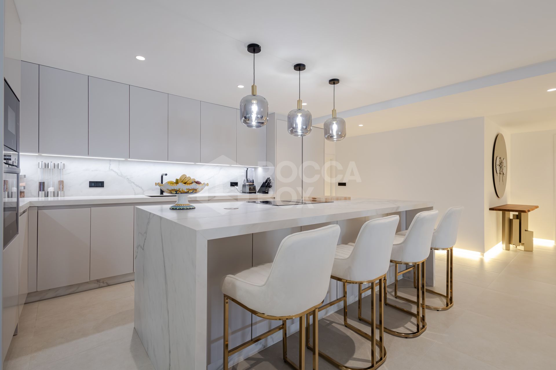 Spectacular three bedroom apartment recently renovated with a luxurious design and luxury qualities, in Kings Hills, on the Golden Mile of Marbella