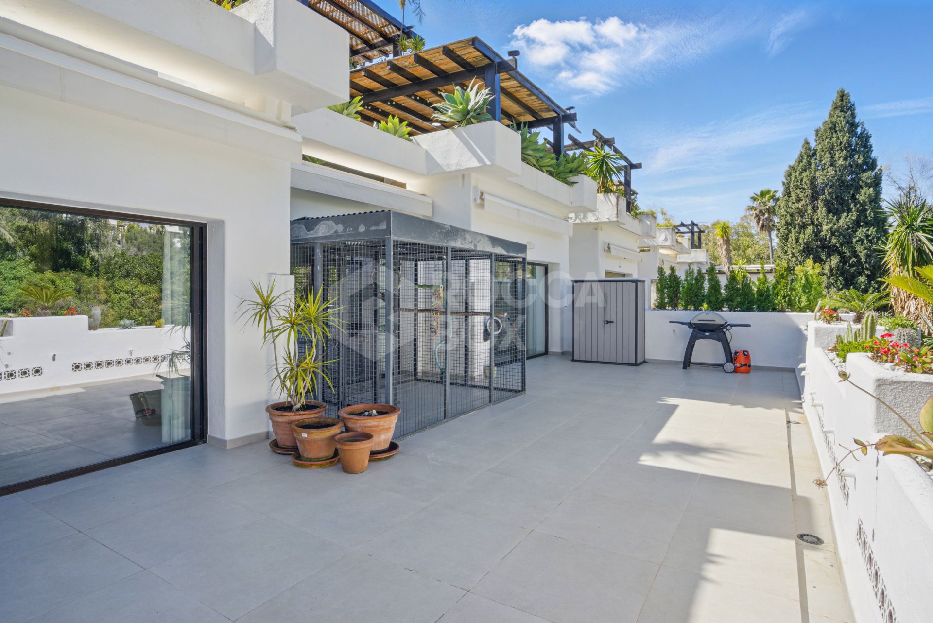 Spectacular three bedroom apartment recently renovated with a luxurious design and luxury qualities, in Kings Hills, on the Golden Mile of Marbella
